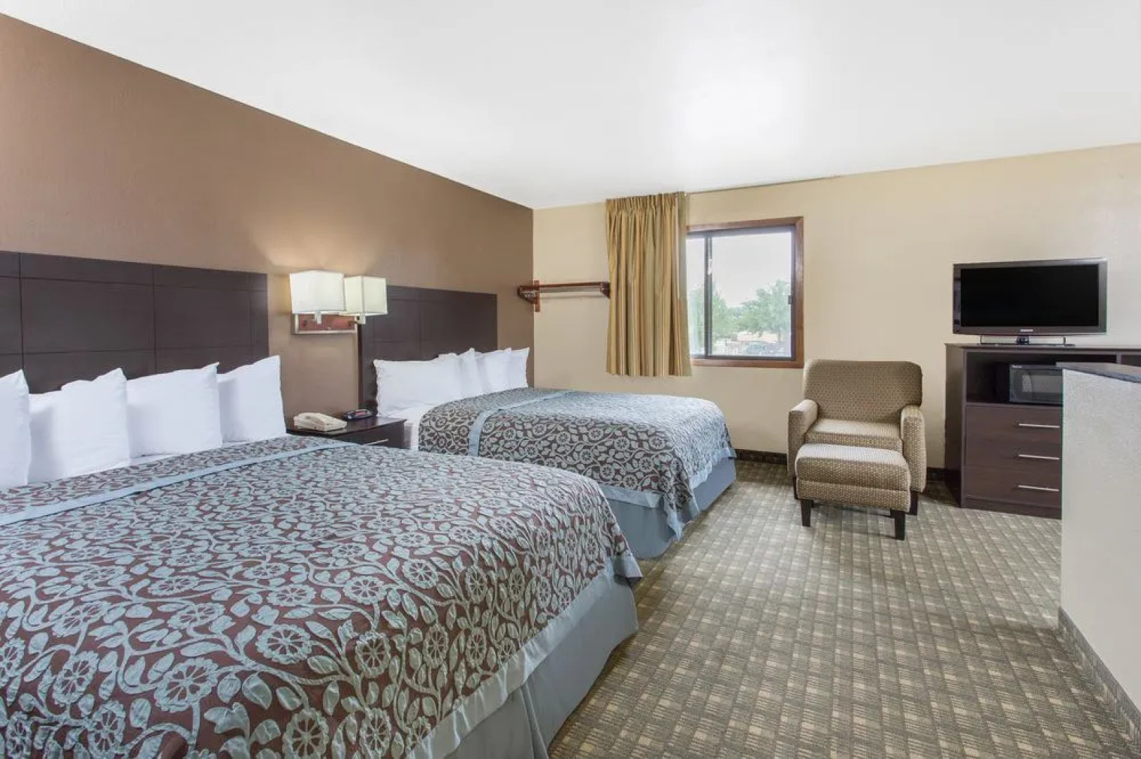 Days Inn & Suites Waterloo
