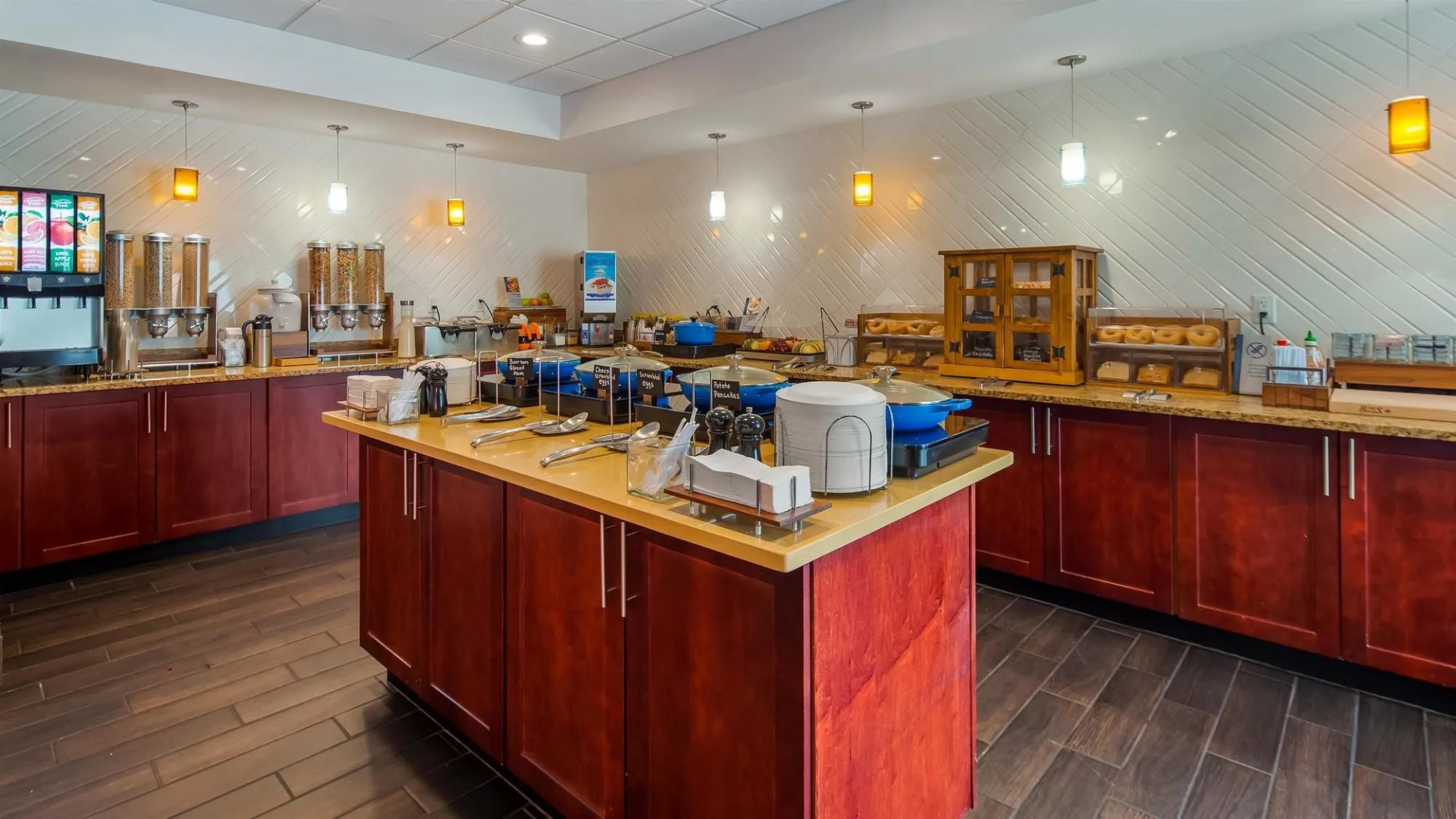 Holiday Inn Express & Suites Cincinnati Riverfront by IHG