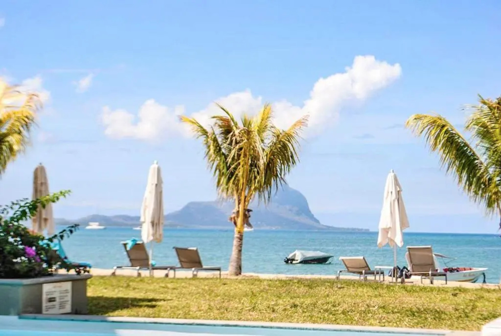 L'Escale 3 bedrooms Sea View and Beachfront Suite by Dream Escapes