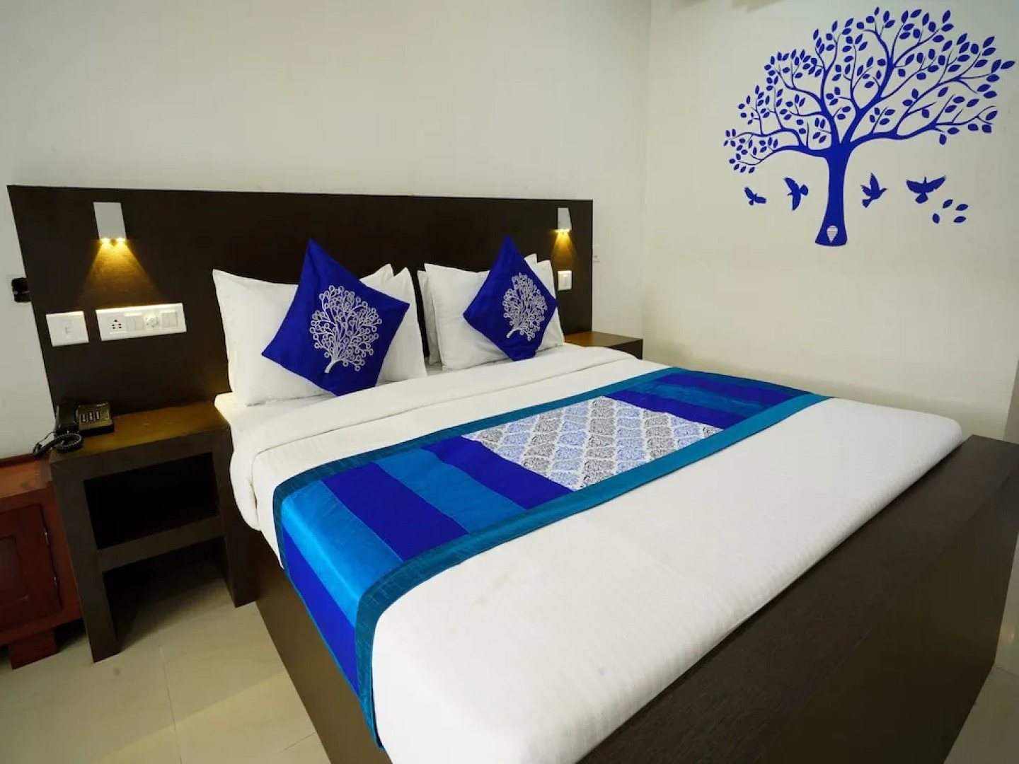 OYO 9932 Hotel Half Moon Residency