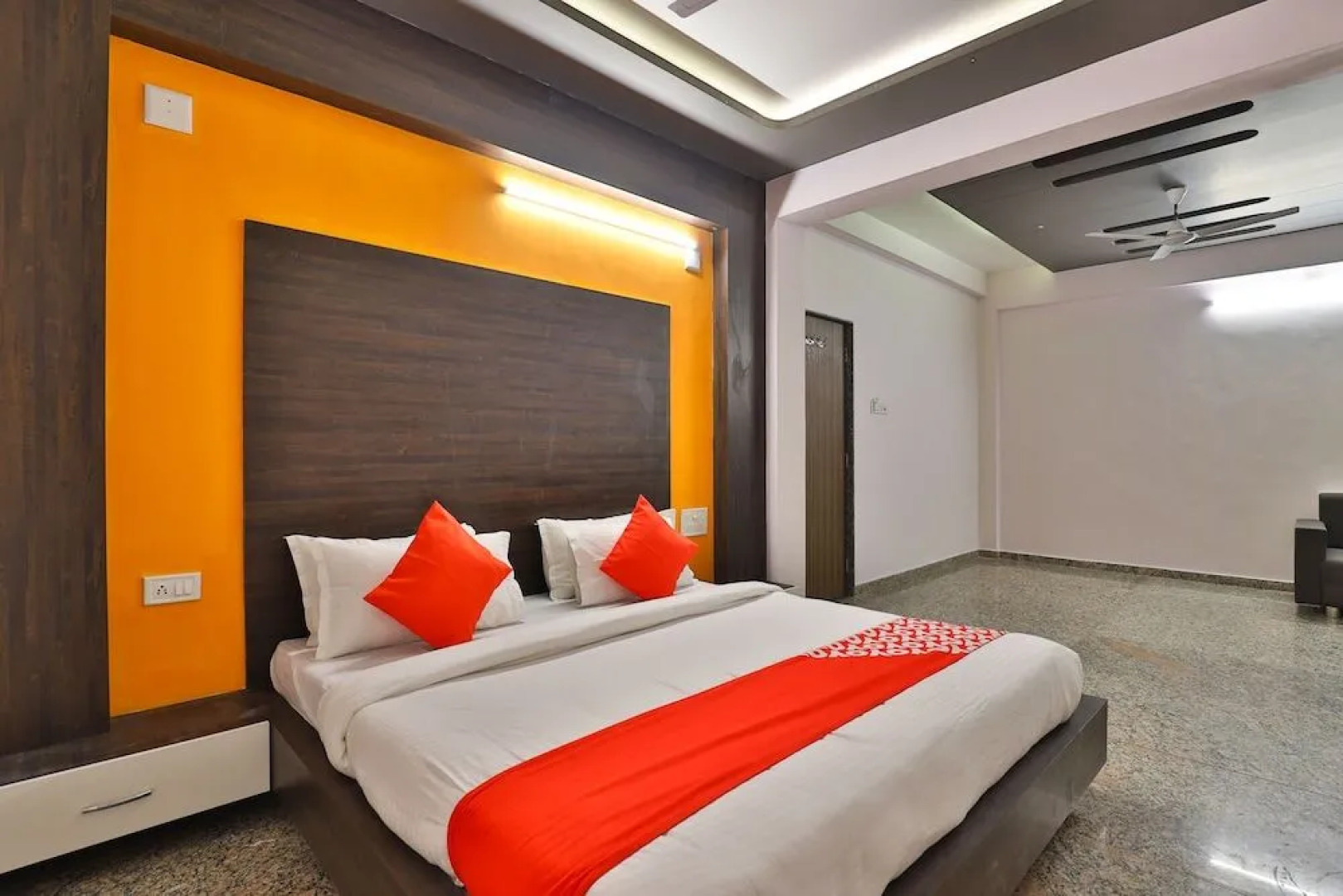 OYO 28444 Hotel Ab Apple