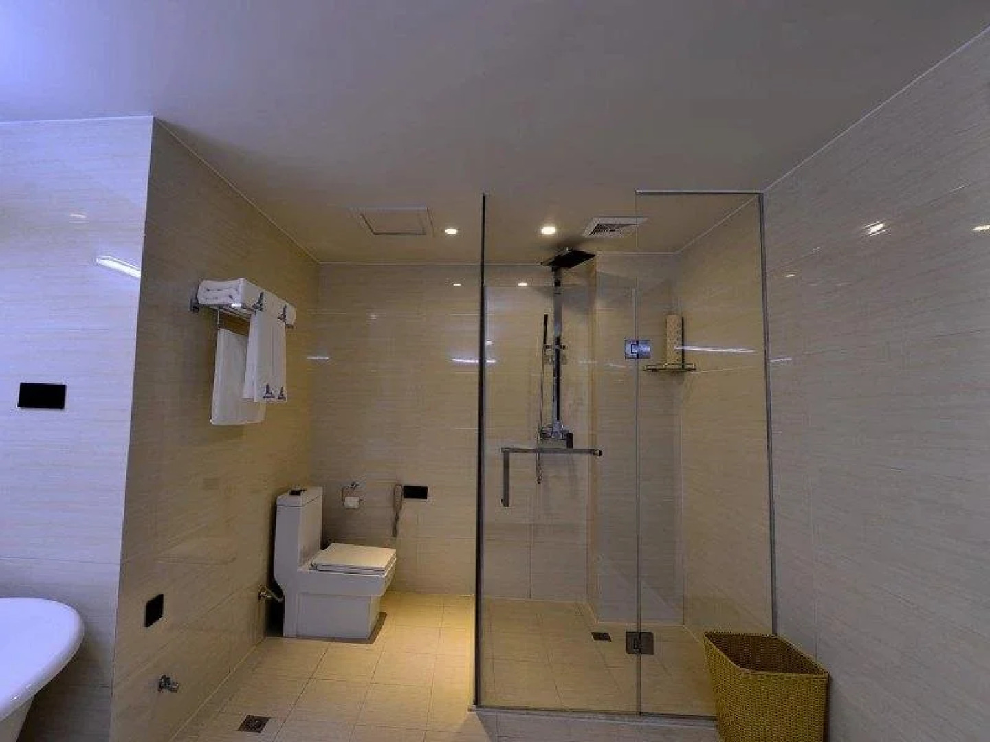 Huang He  International   Hotel