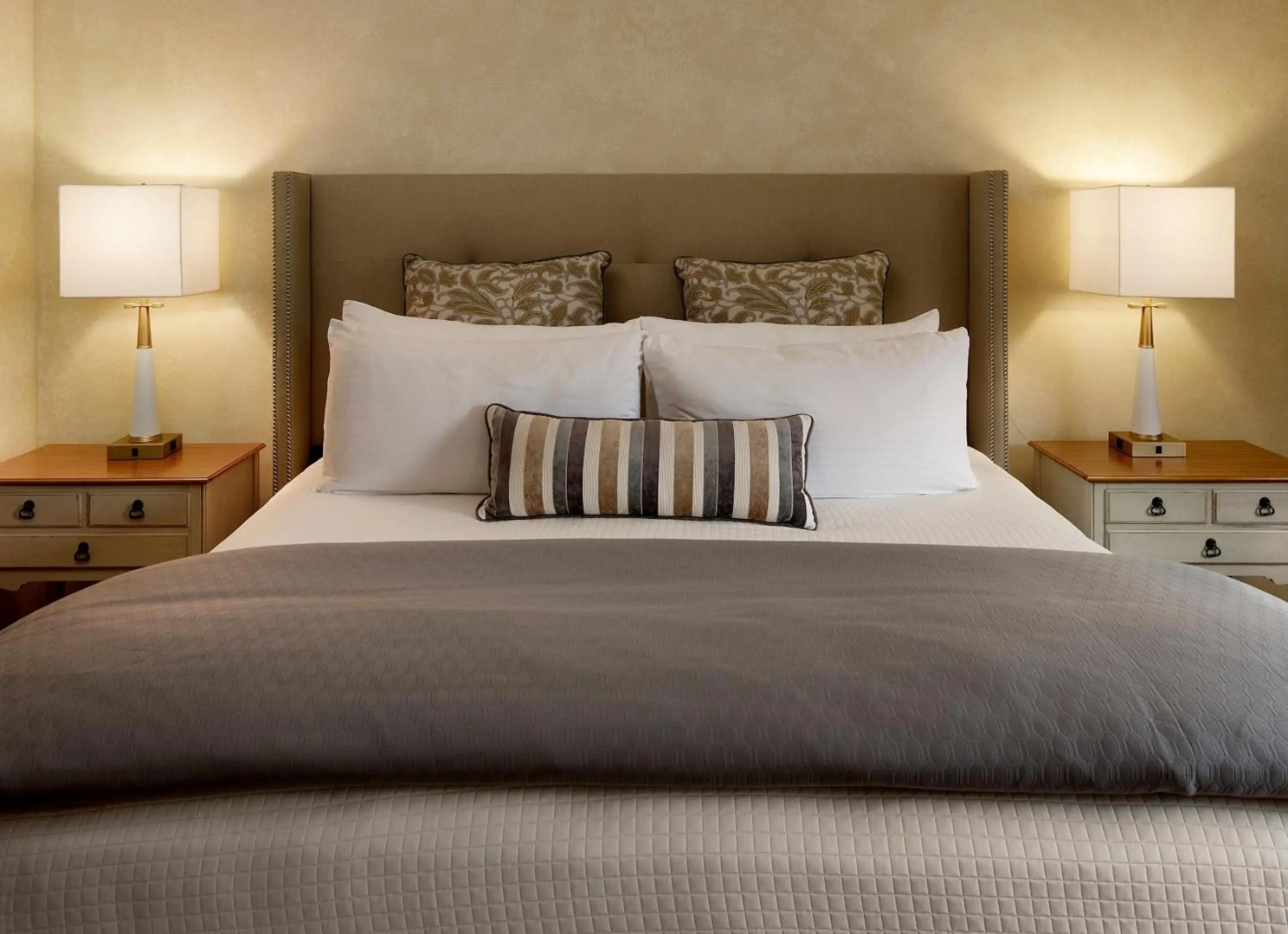 Pelican Inn & Suites