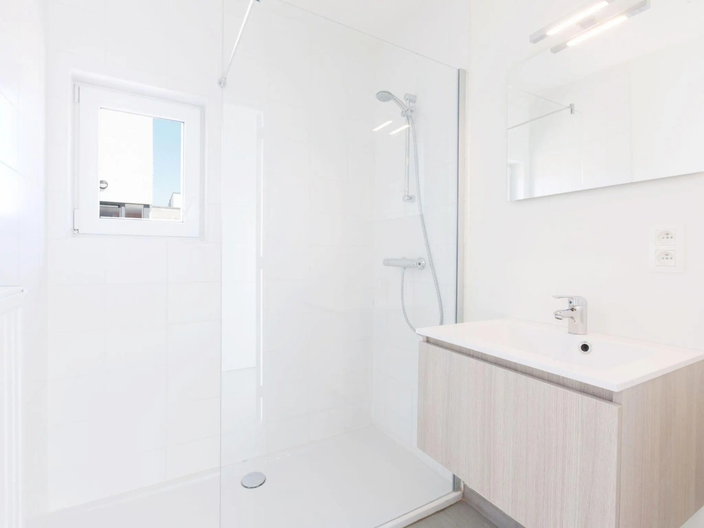 Modern Holiday Home, Near the Sea