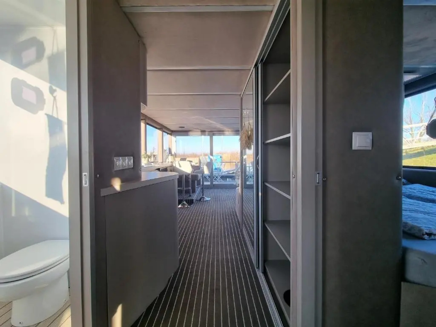 Luxe huisboot met 6 slaapplaatsen en airco in Limburg