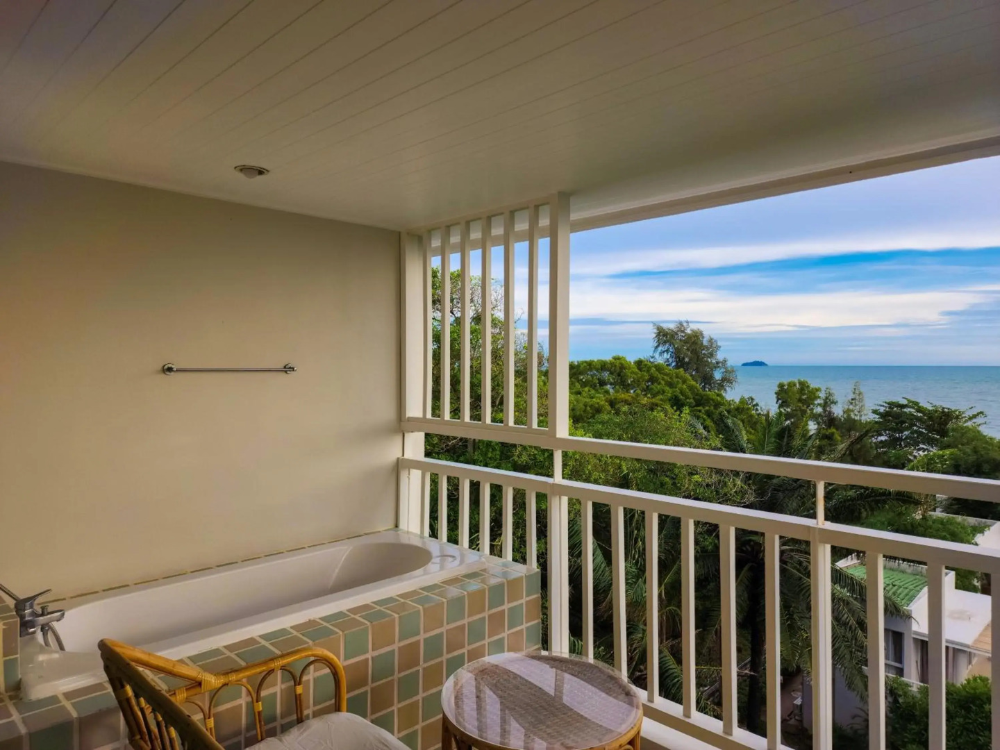 Отель Bandara On Sea