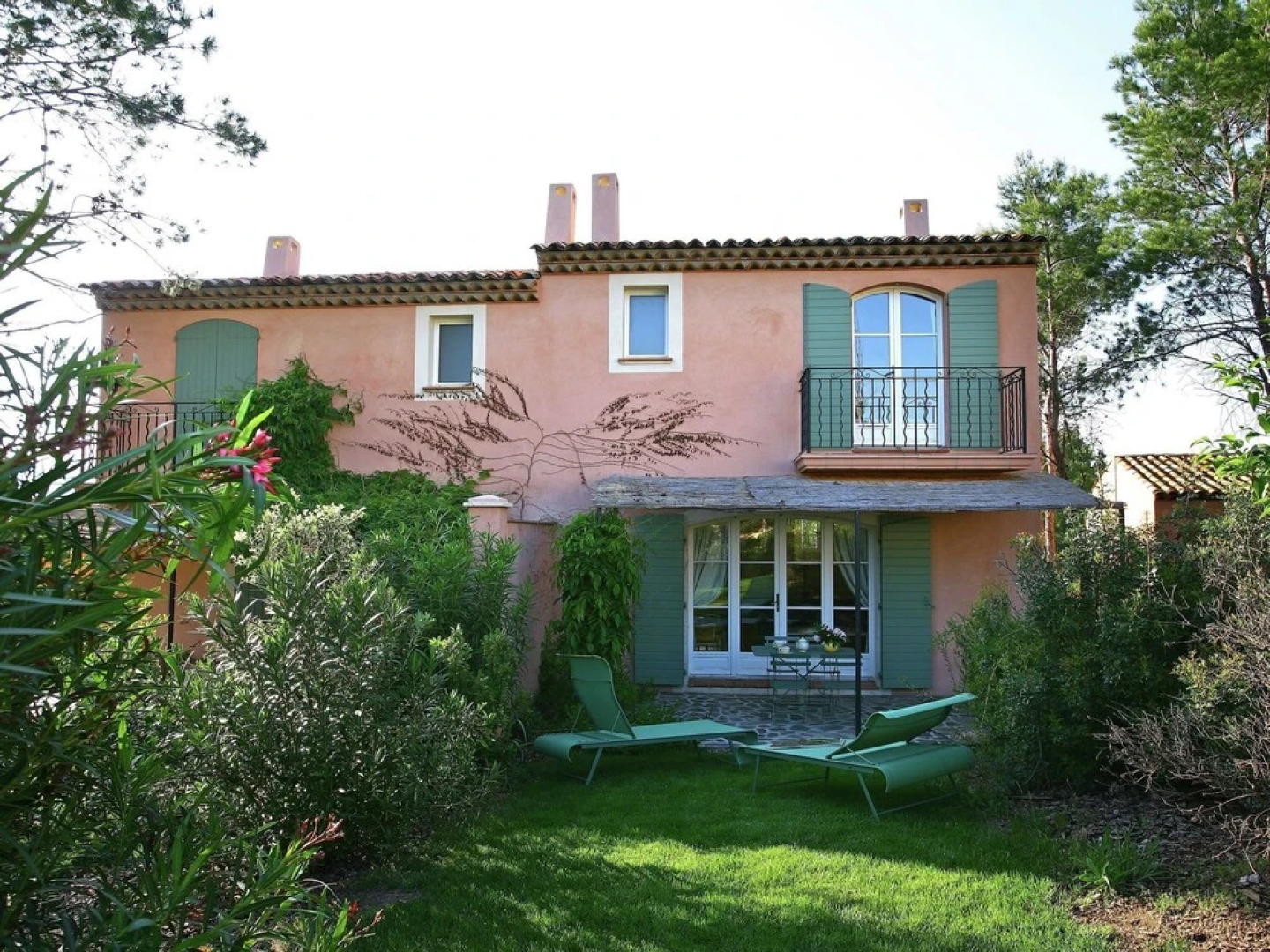 Provencal Holiday Home With Dishwasher not far From Fréjus