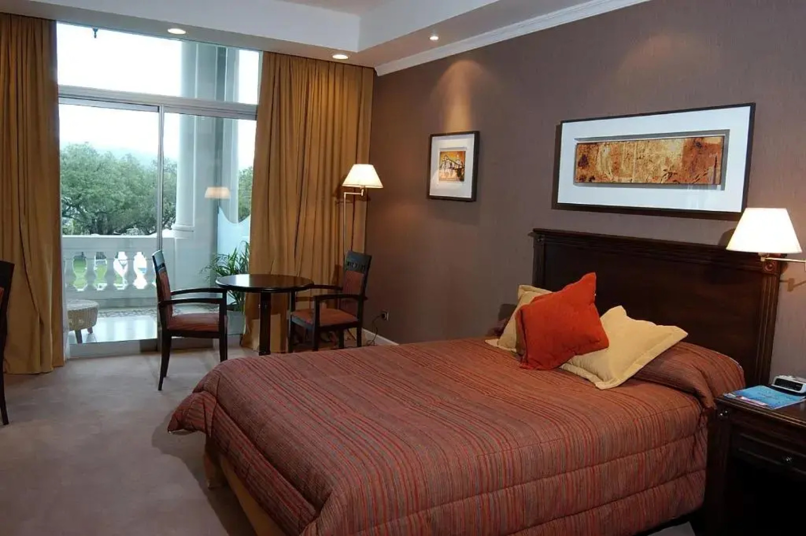 Howard Johnson by Wyndham Sierras Hotel and Casino