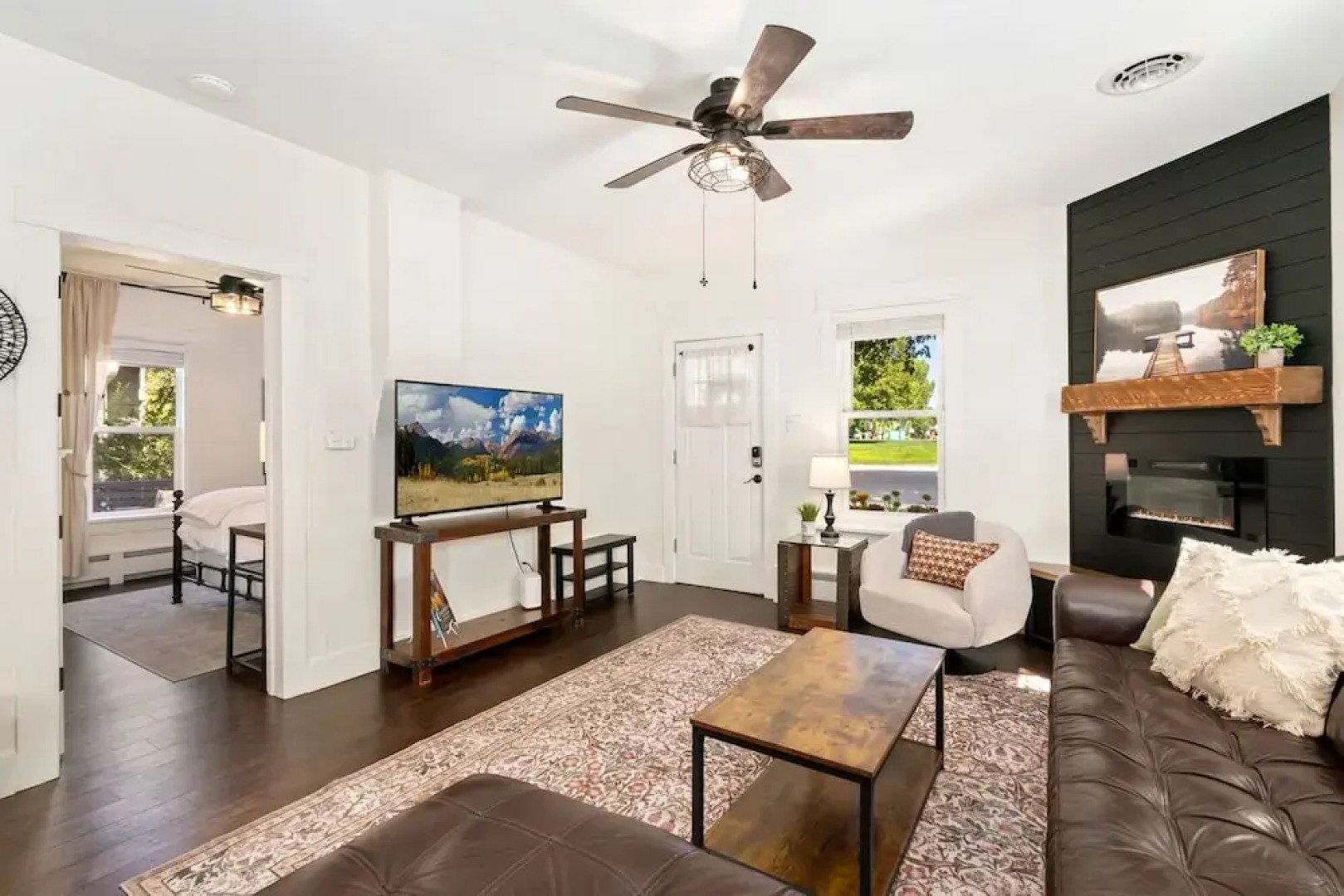 Windsor Farmhouse Family Fun, Yard & Fireplace