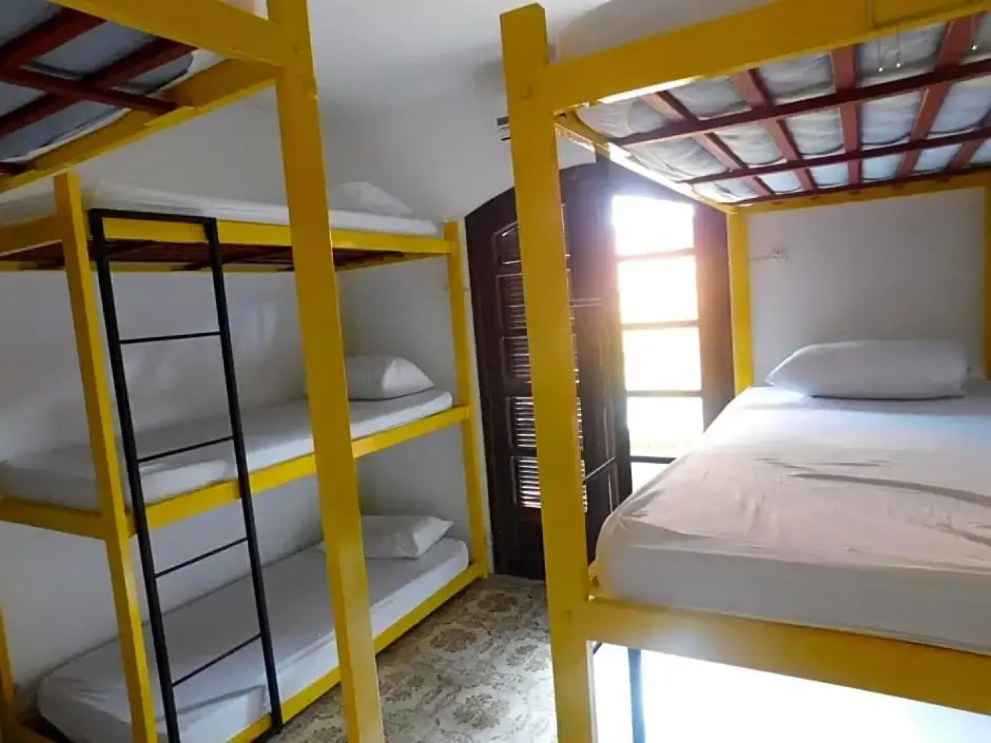 Na Praia Family Hostel & Coworking