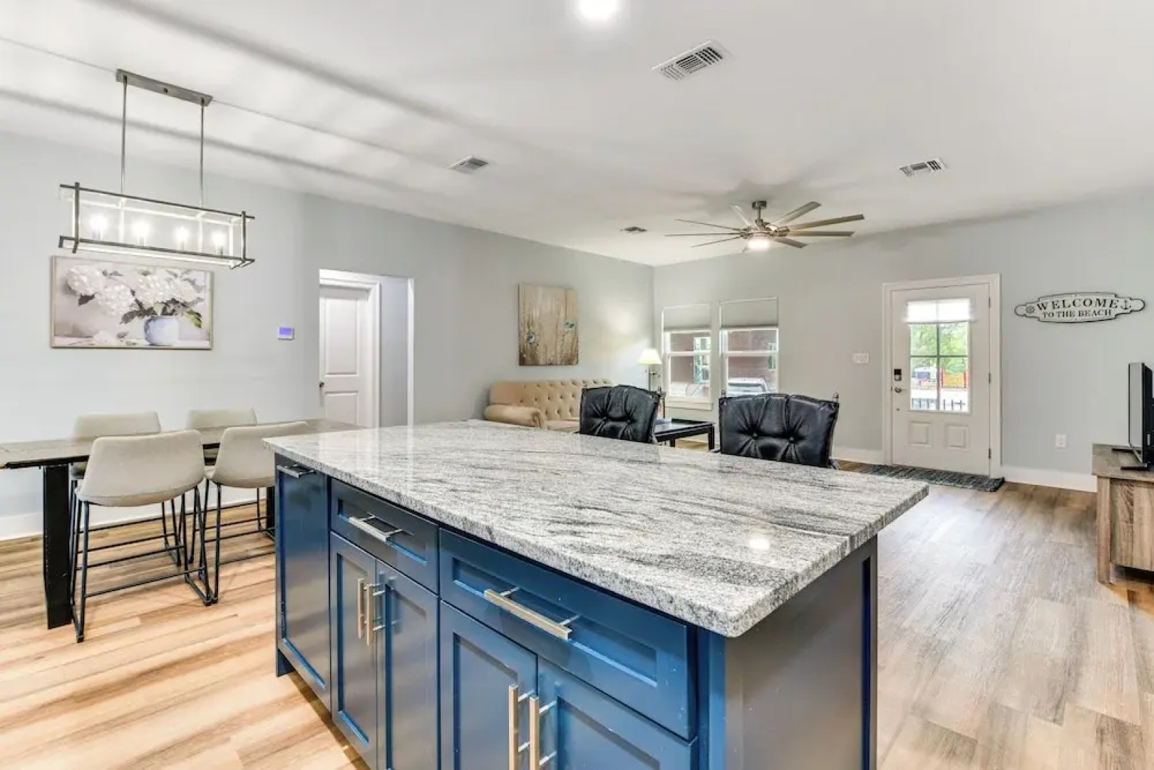 Walk to Beach & Harbor: Dtwn Pass Christian Home