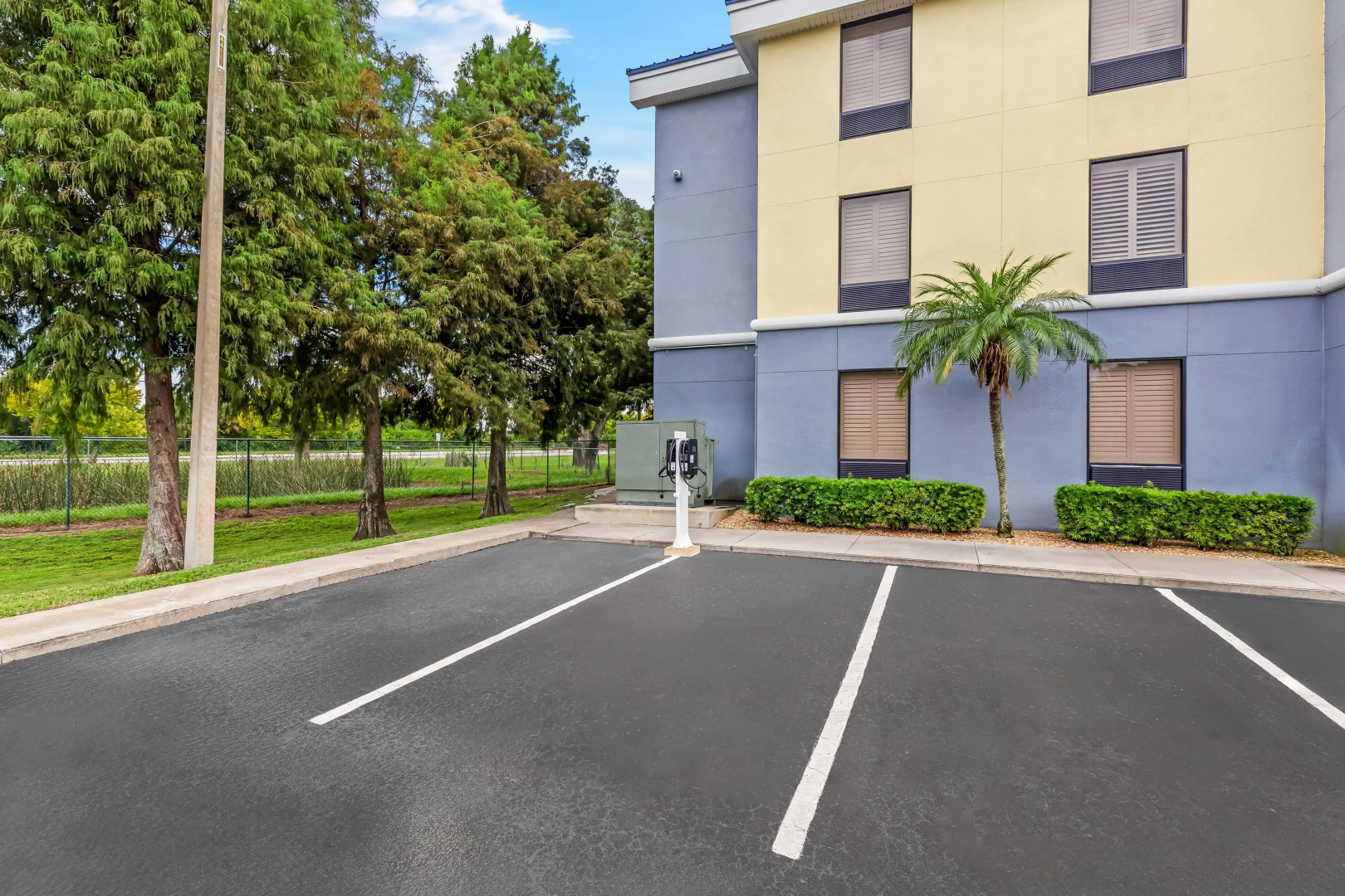 Days Inn & Suites by Wyndham Lakeland