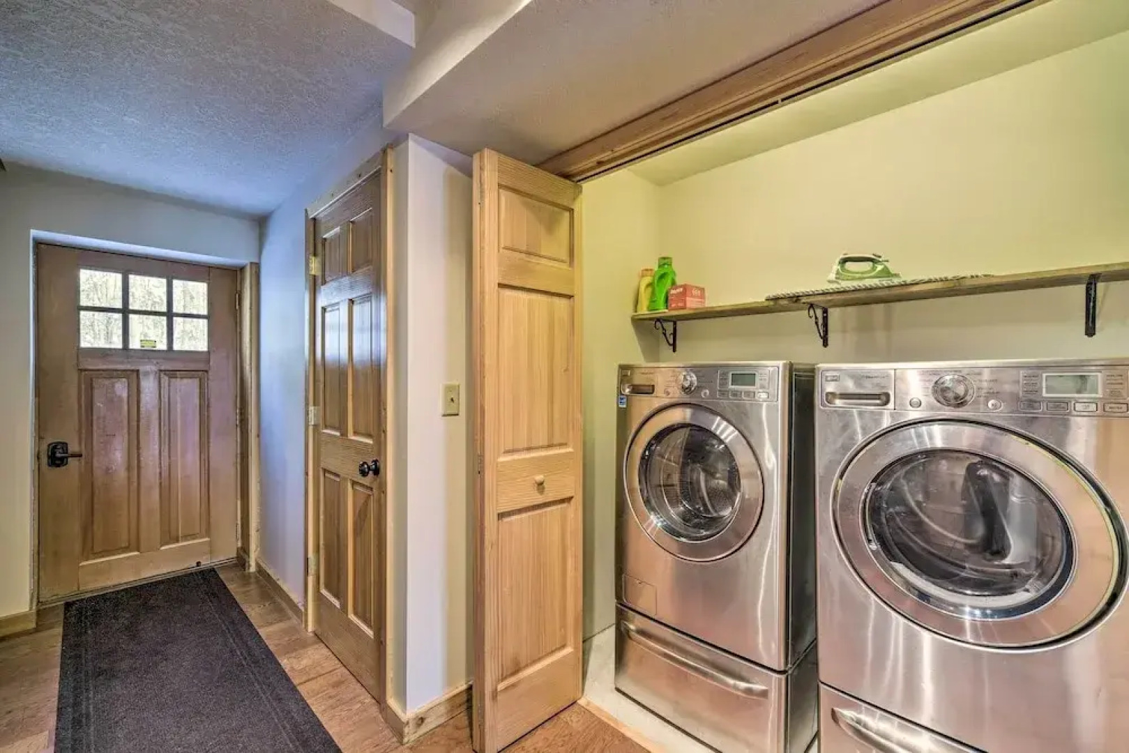 Paddle Ready: Hayward Lake View Retreat w/ BBQ