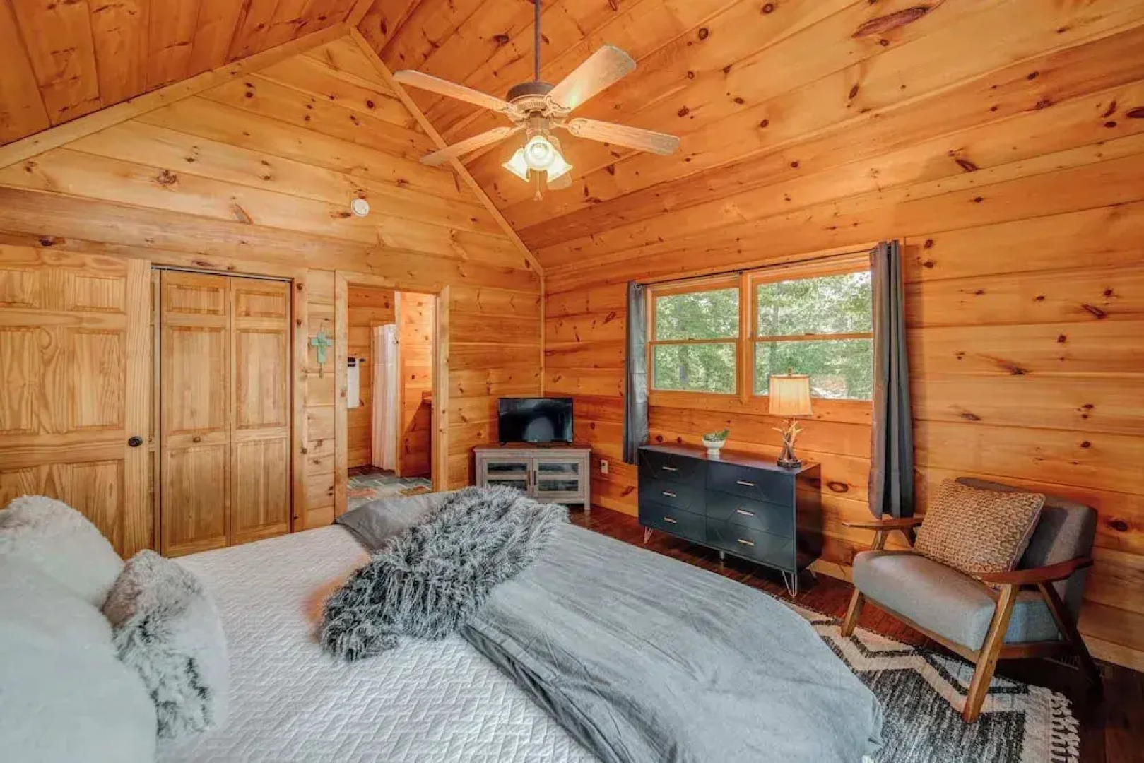 Gorgeous & Secluded 3 BDR Cabin in Mineral Bluff!