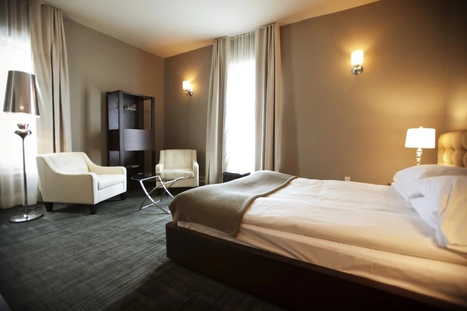 Le Pleasant Hôtel & Café