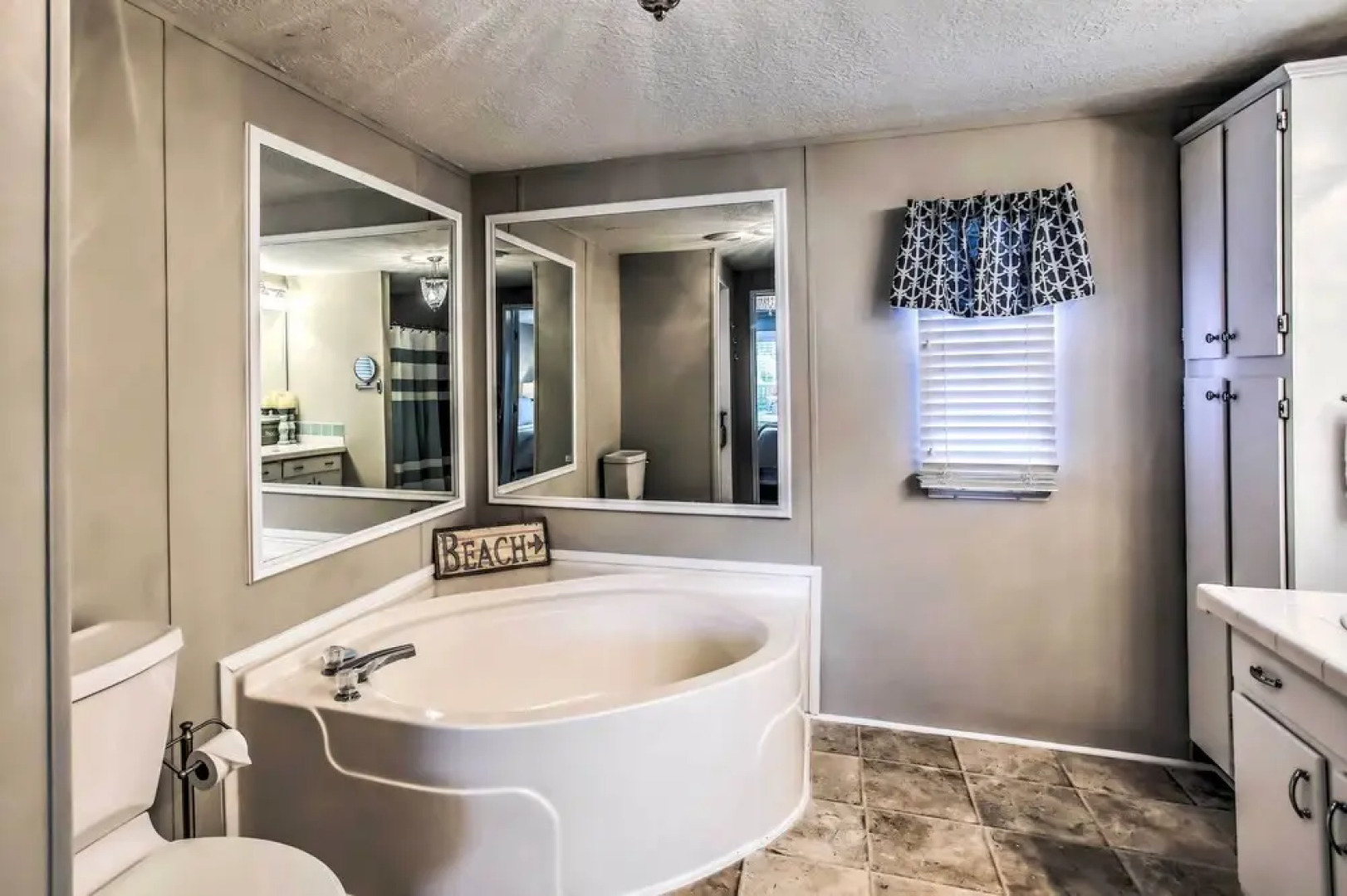 Murrells Inlet Home w/ 2 Screened-in Porches!