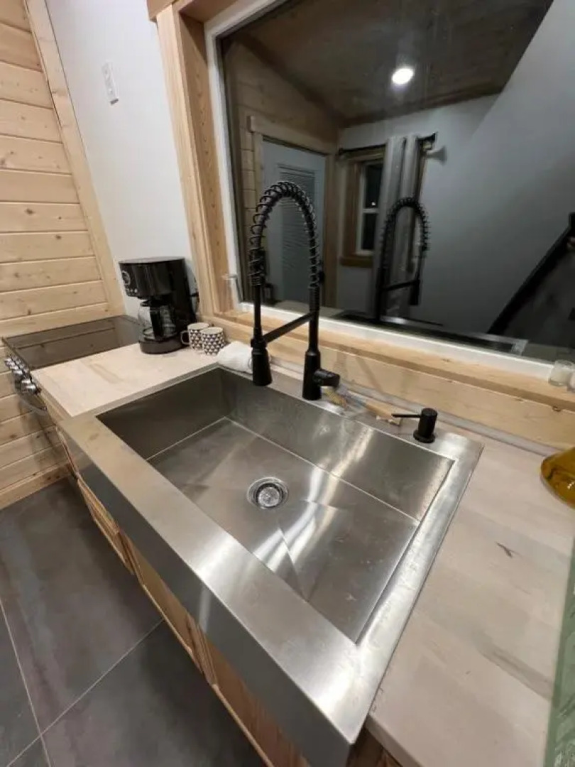 Cozy Orchard Garden Tiny House w Hottub AC Firepit