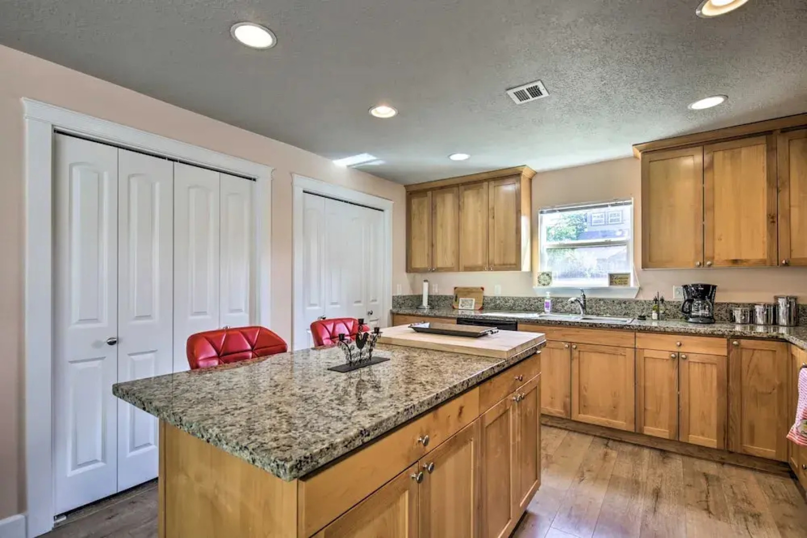 Diva's Den - West Salem Bungalow 3 Bedroom Bungalow by Redawning