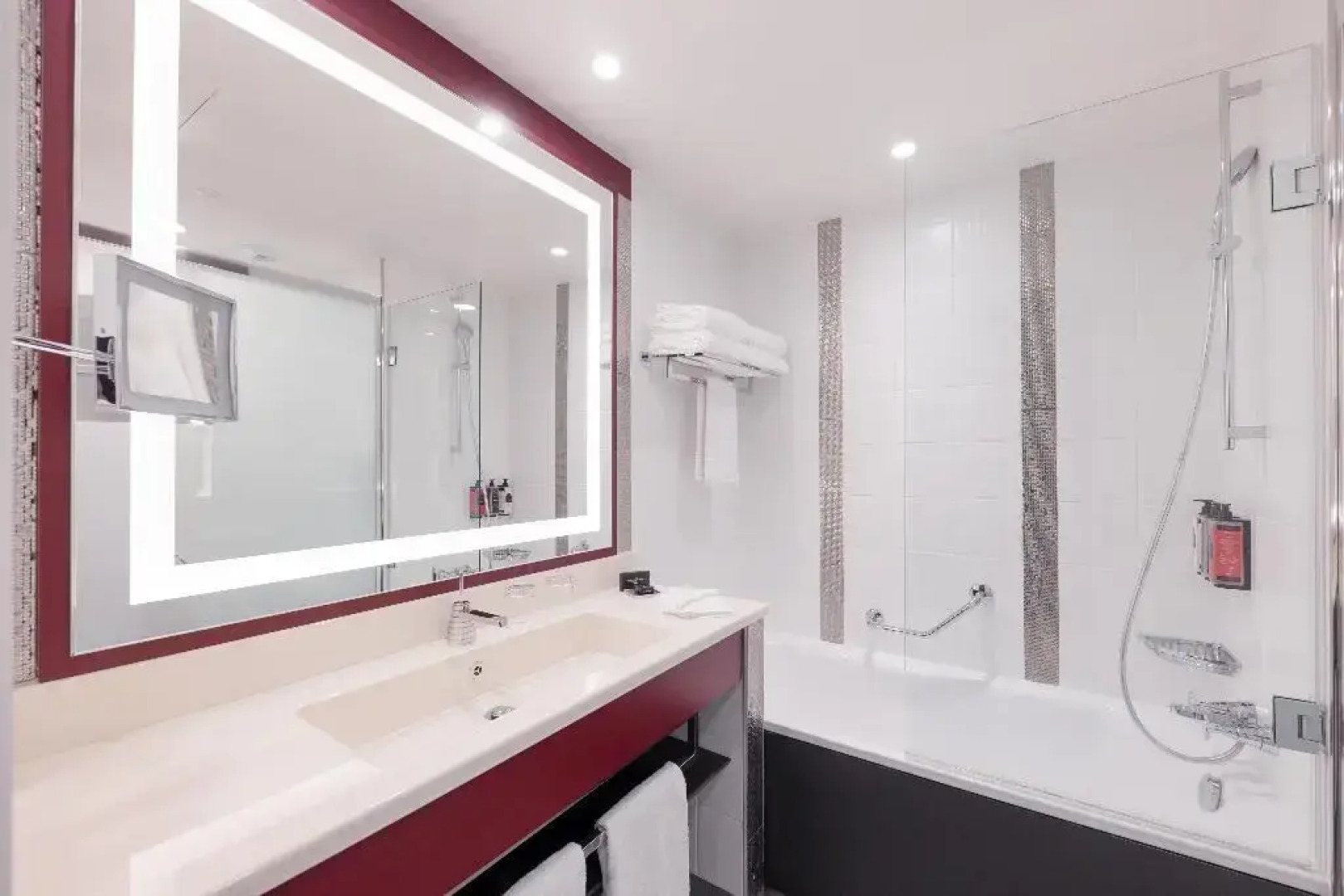 Disney's Hotel New York - The Art of Marvel