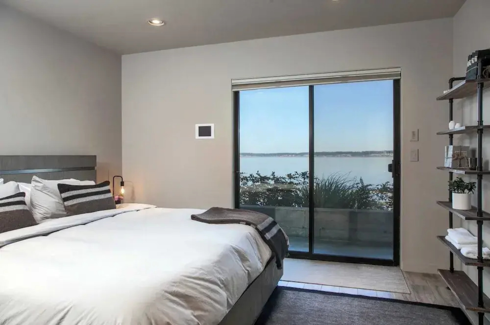 Langley Waterfront Condo by Avantstay A+ Views