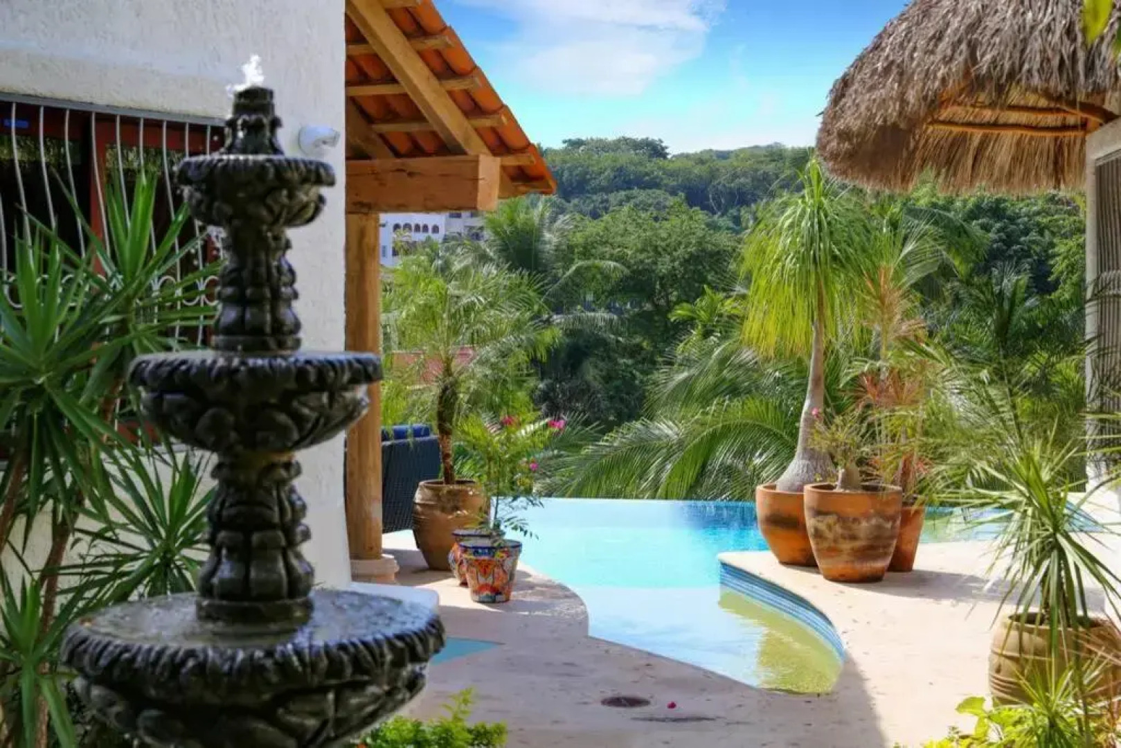 Villa Kiwi. Huge Pool, Steps To Town n Beach. 6 plus BRM 7.5 BTH 3 KCN