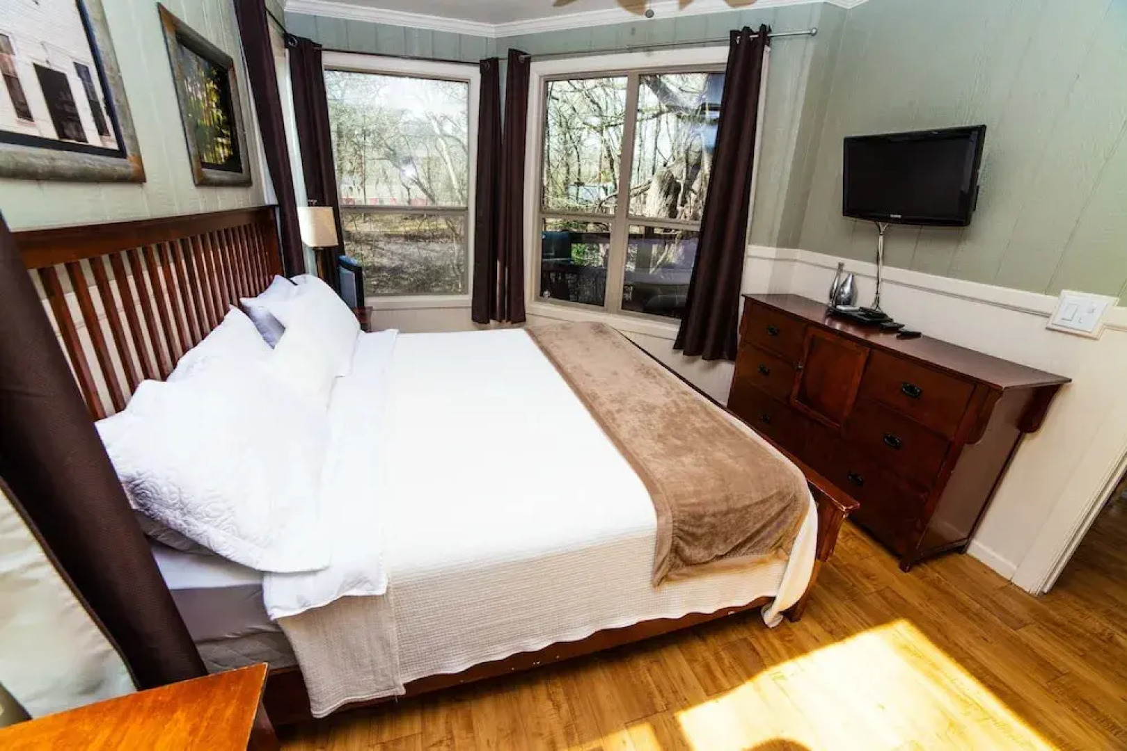 River Rd. Treehouses- Robins Roost