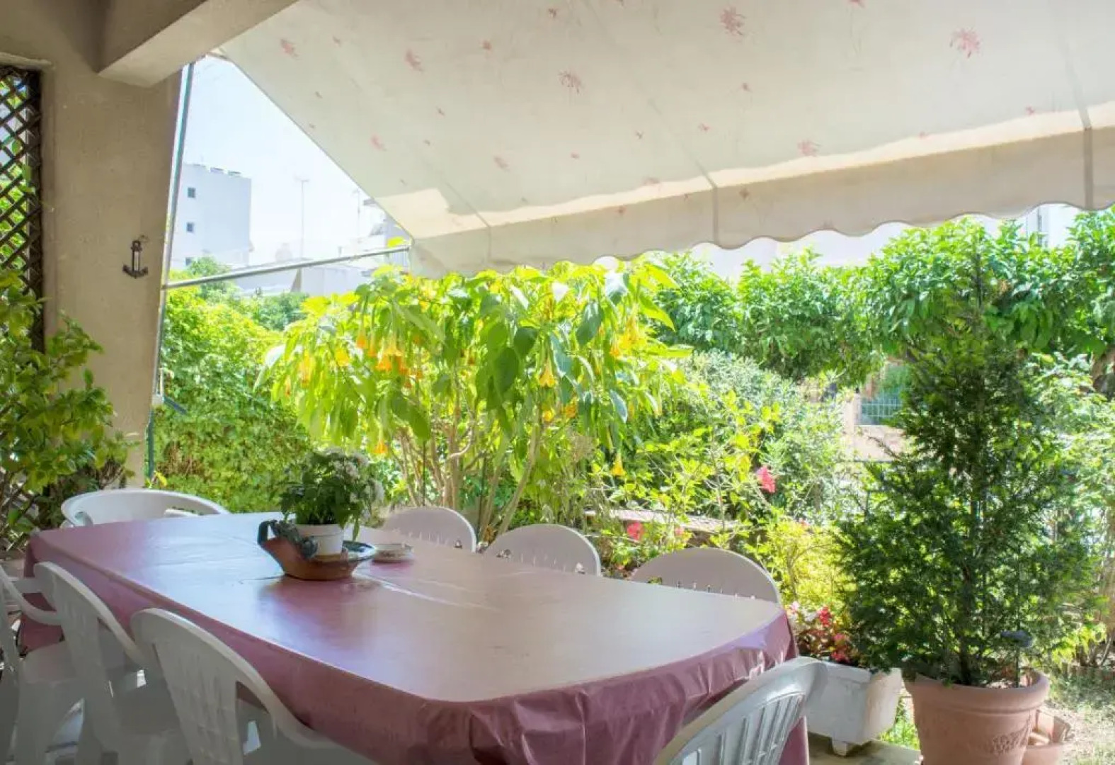 Family apt with garden next to the sea