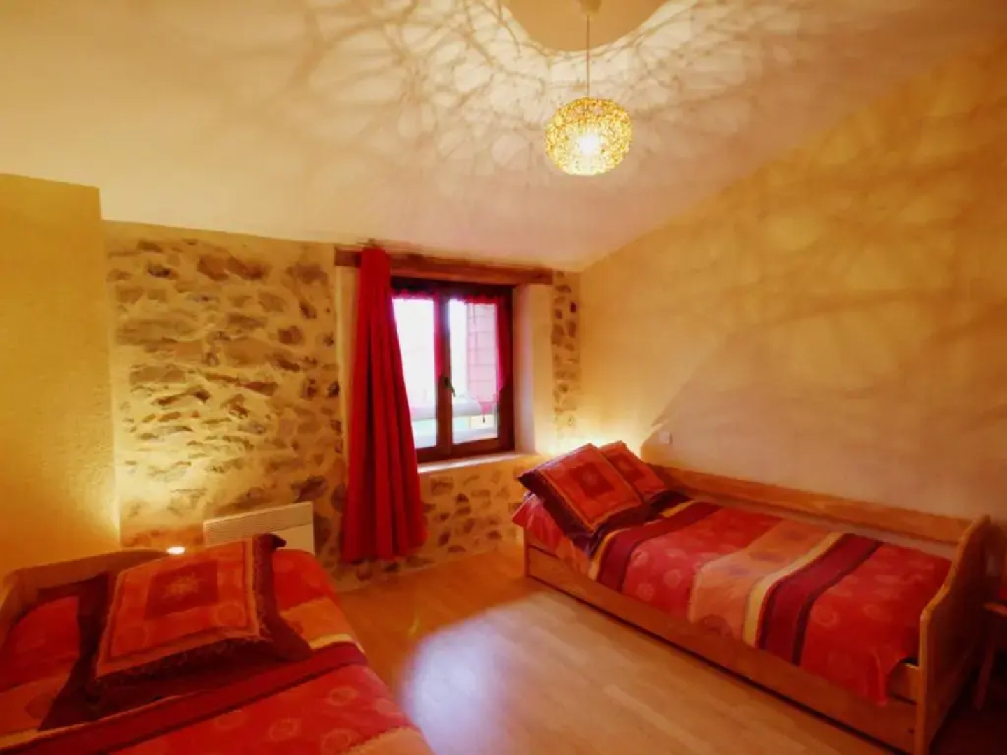 Gîte Saint-Cyr-de-Valorges, 5 pièces, 8 personnes - FR-1-496-17