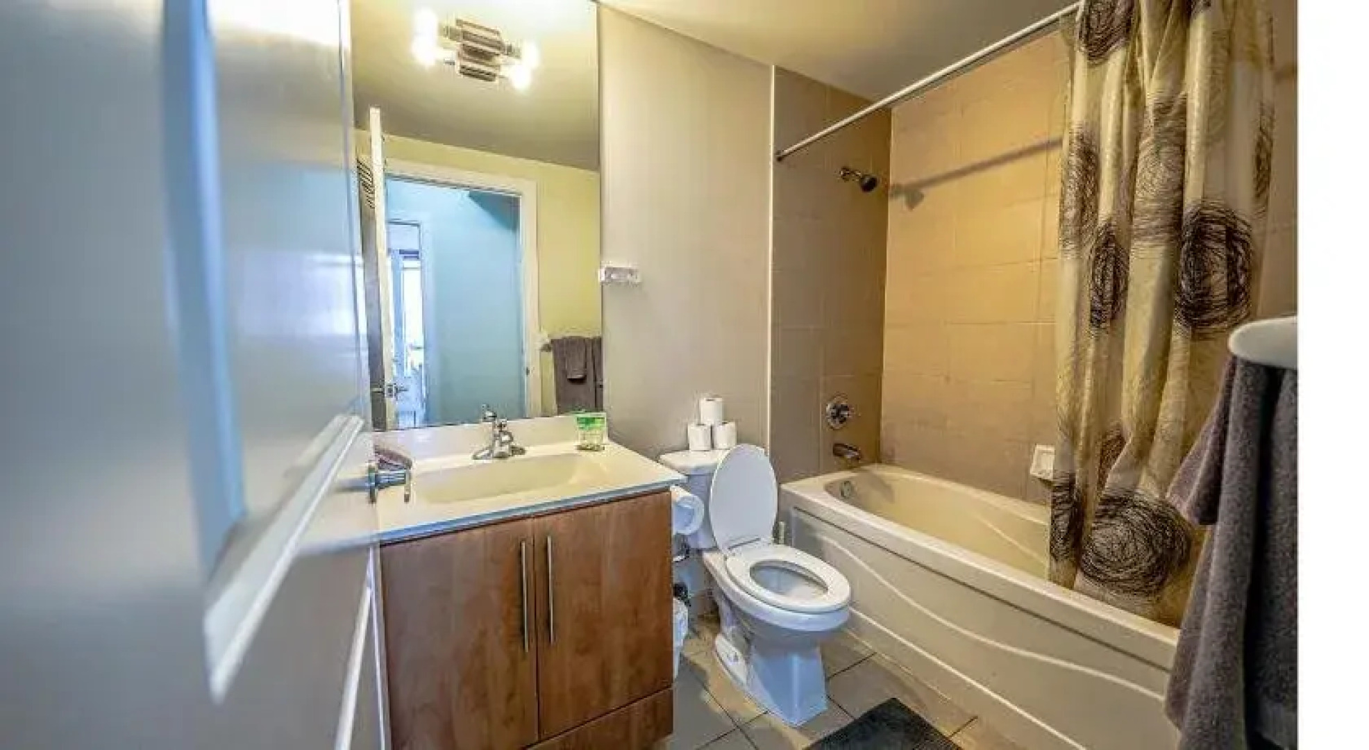 Lake View Luxury Condo by Elite Suites