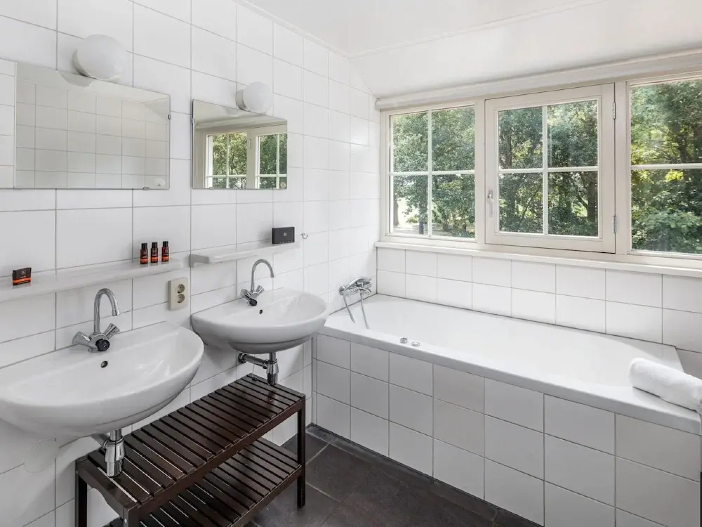 Spacious Home With a Whirlpool and six Bathrooms, in Twente