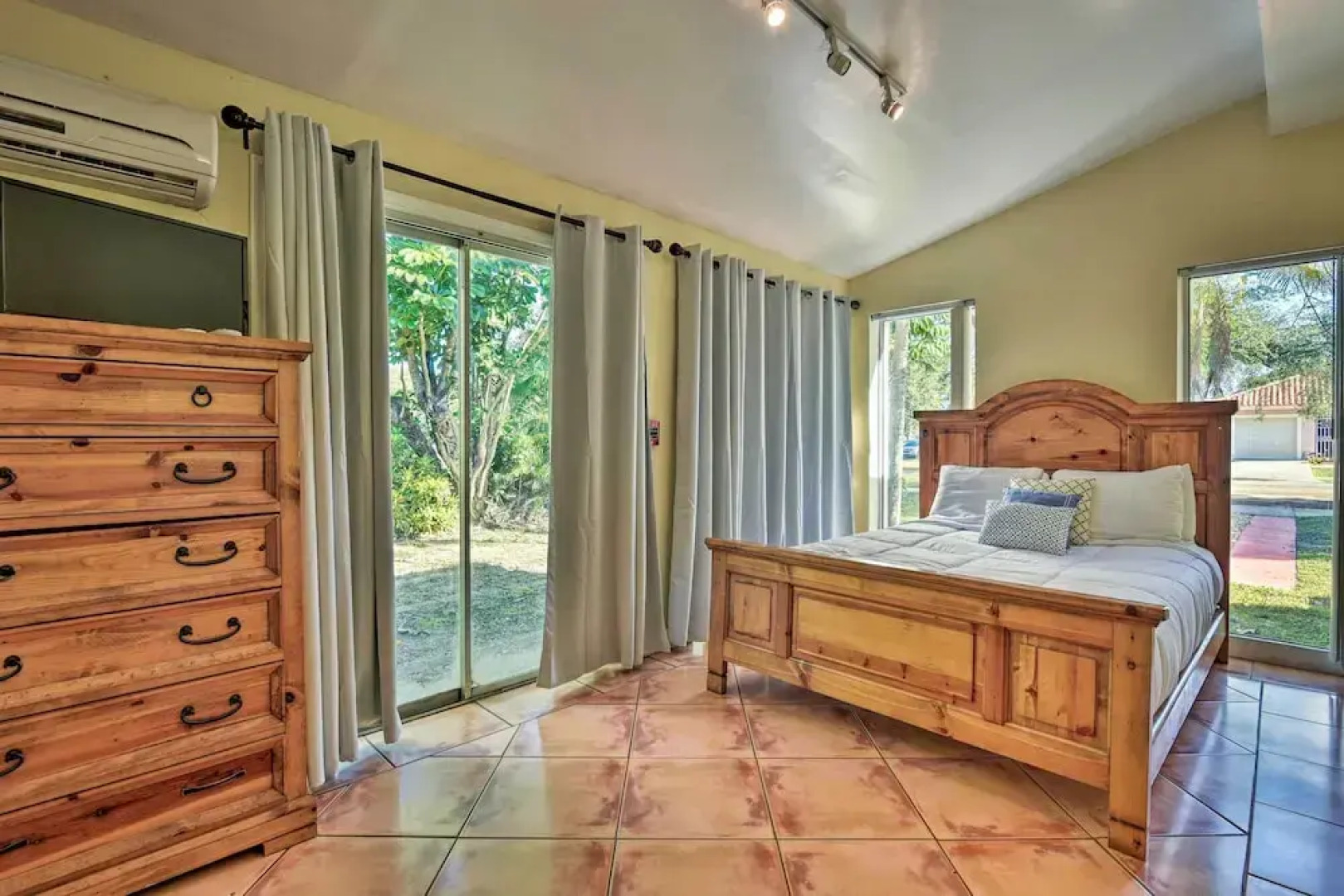 Quaint Central Miami Bungalow: 10 Mi to Mid-beach!