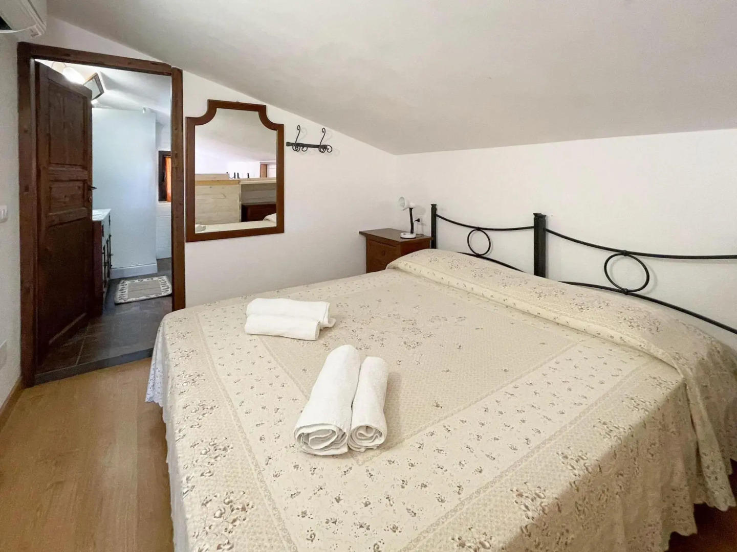 Attractive holiday home in Urbania with bubble bath