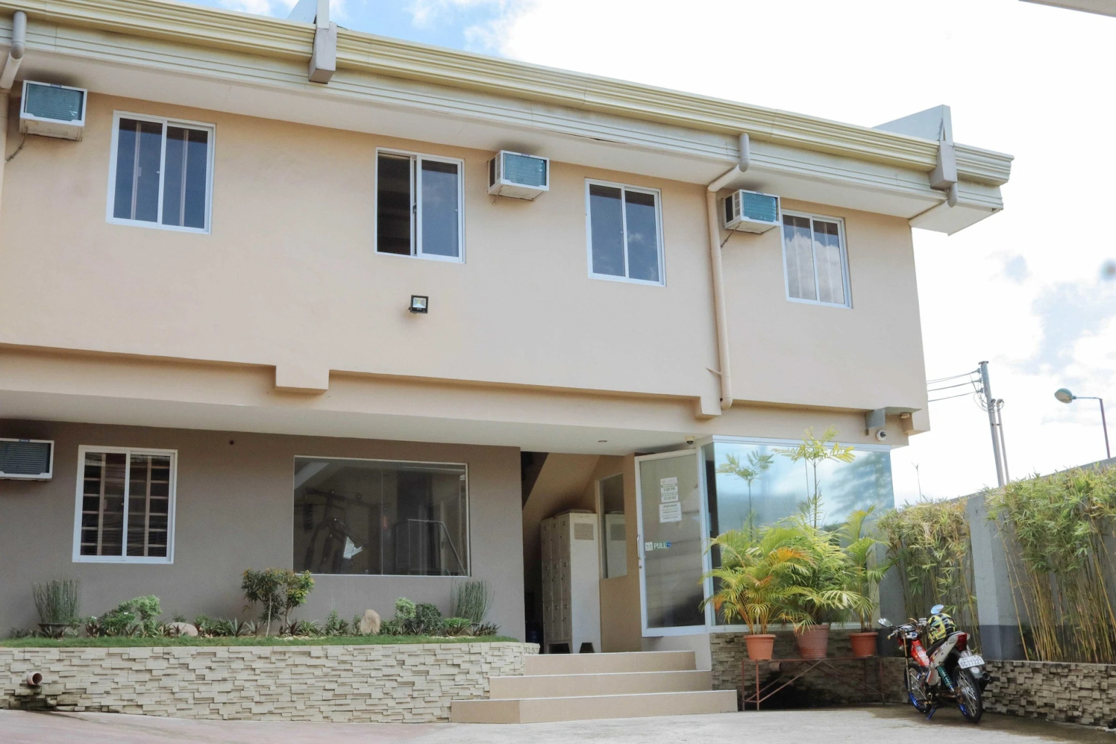 RedDoorz @ Grand Apartelle Hernan Cortes Cebu