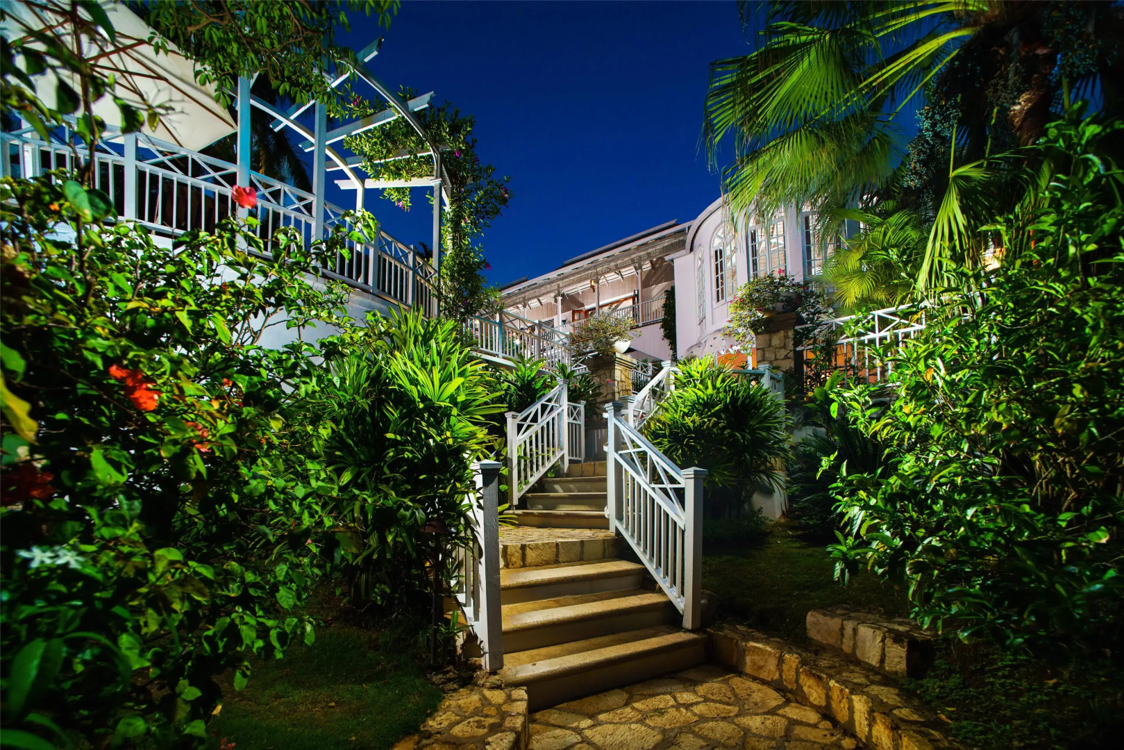 Round Hill Hotel And Villas