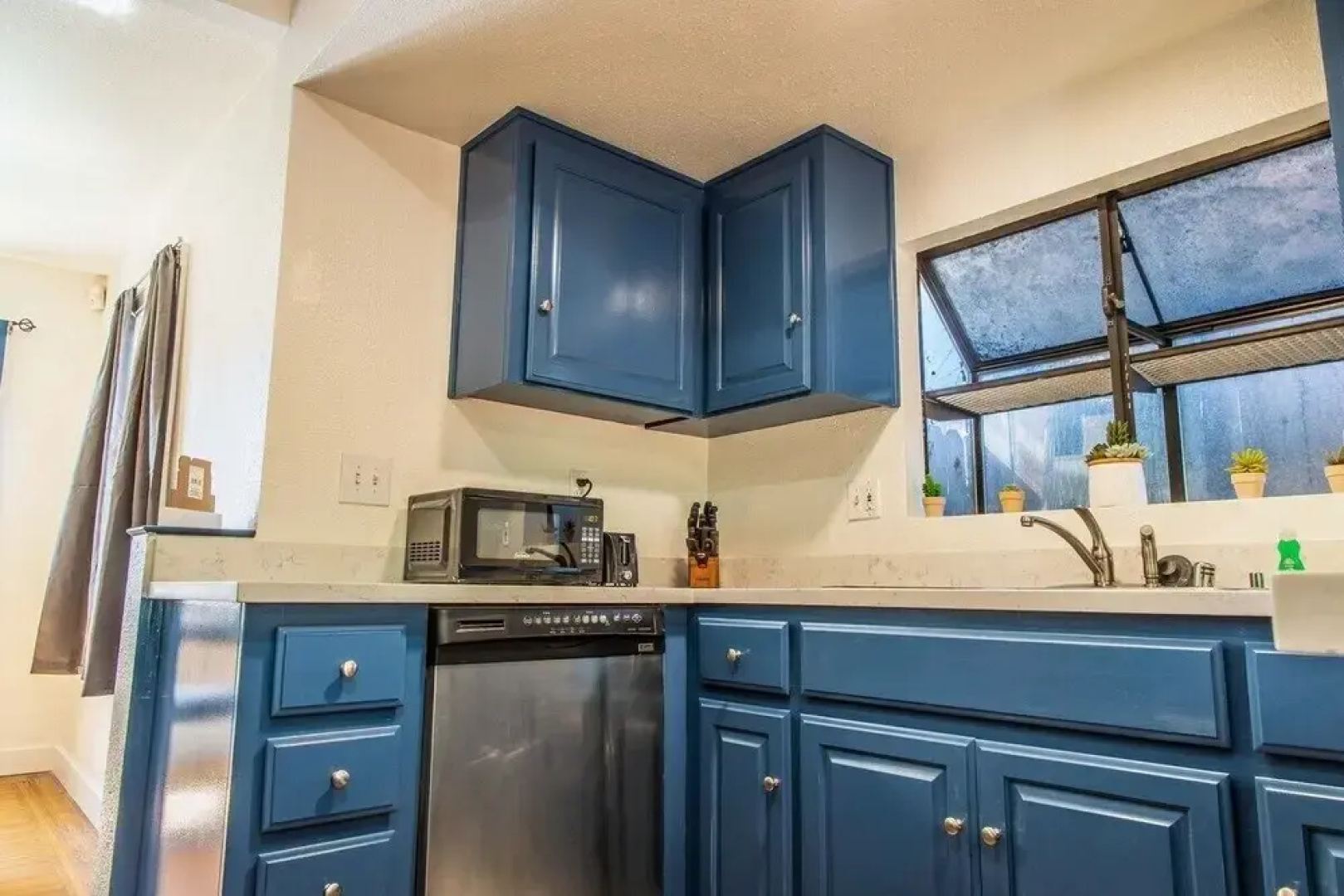 Cozy Oakland 2 Bedroom w/ Backyard