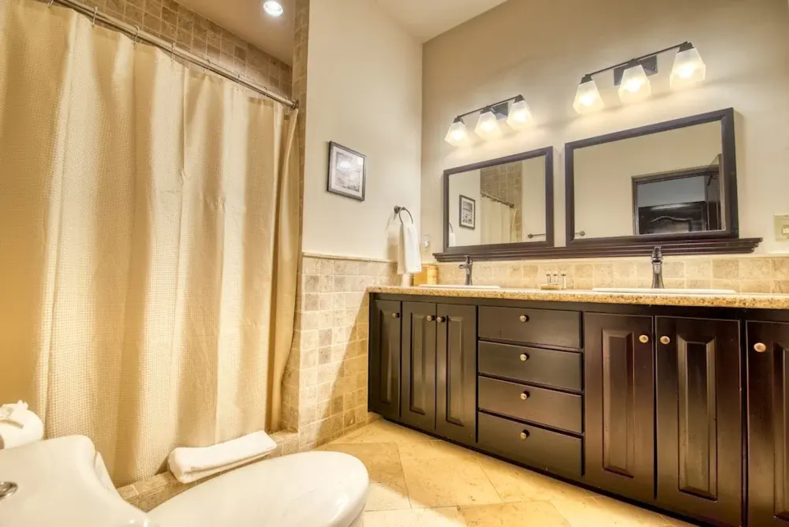 The Island Hub at Red Frog Beach Resort