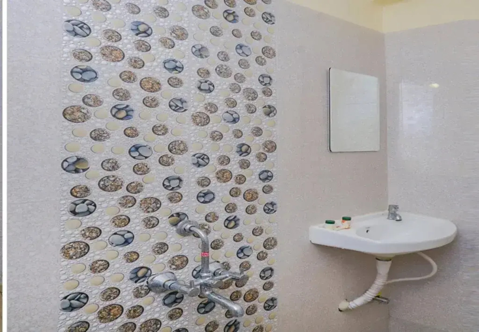 OYO Flagship 16053 Ema Happy Stay