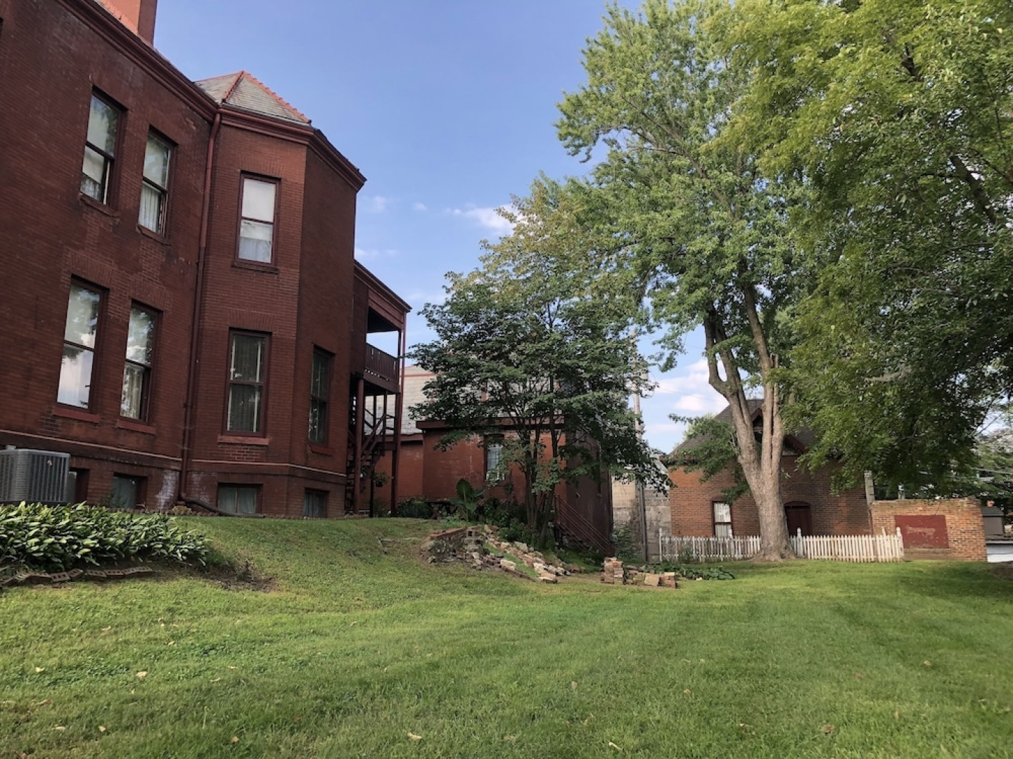 Vineyard Mansion & Carriage House Bed & Breakfast