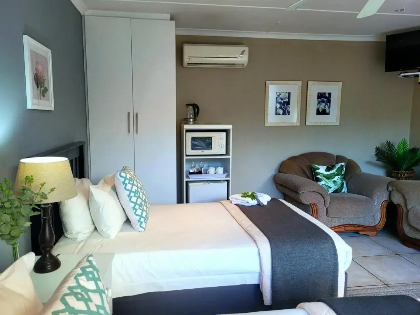 Tropical Seaside Suite 8