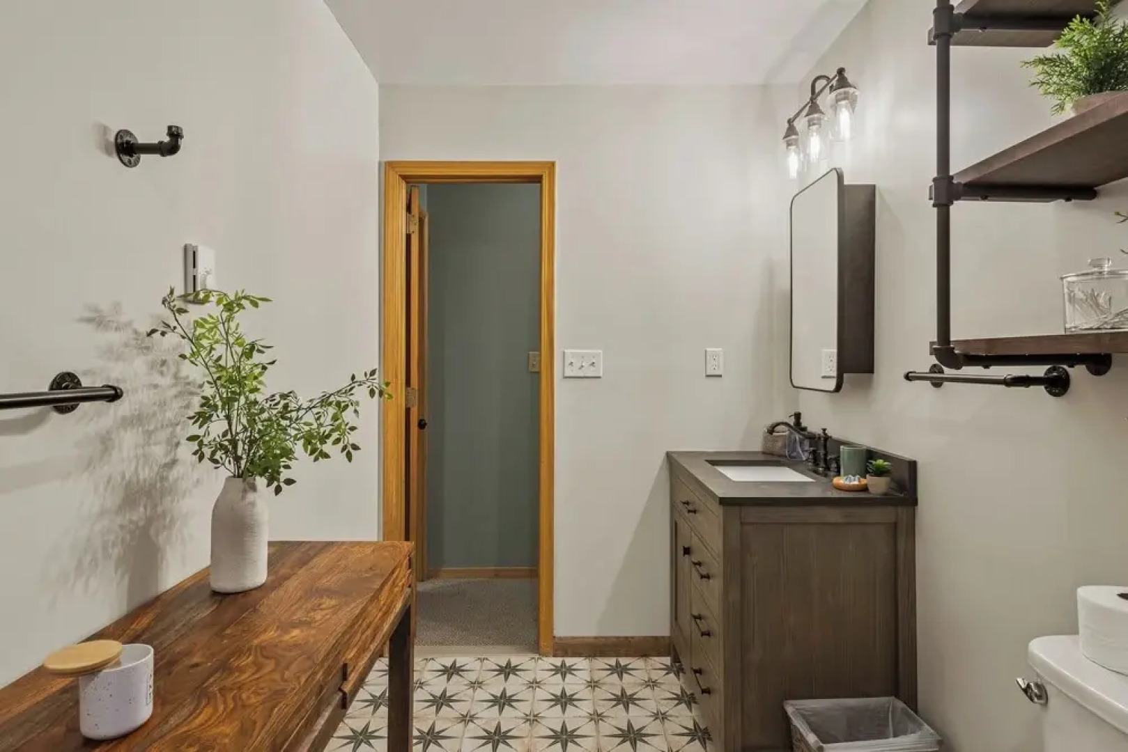 Moose Tracks by Avantstay Hot Tub, Game Room, Deck, Firepit