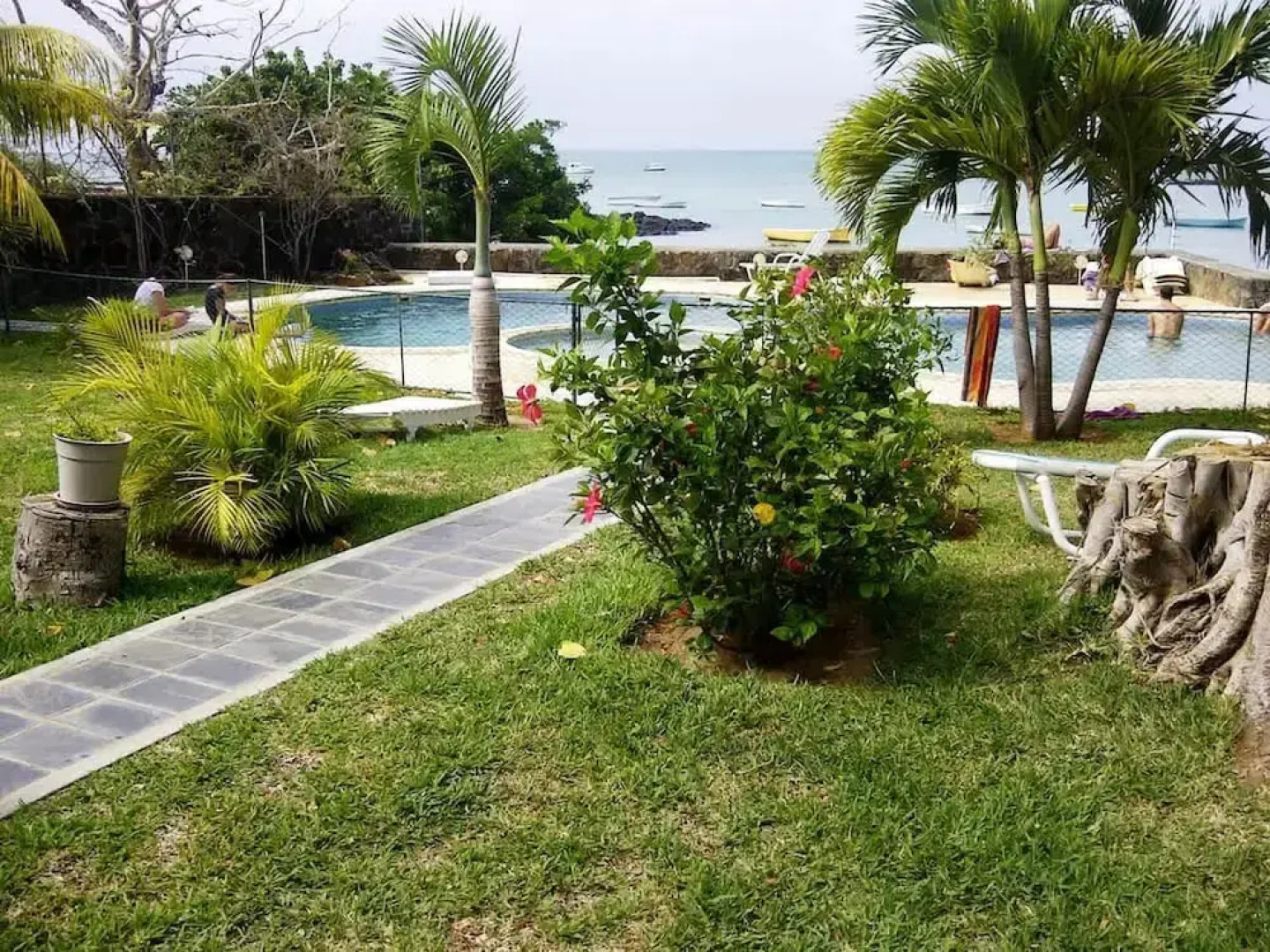 Residence With 6 Seafront Bungalows and Swimming