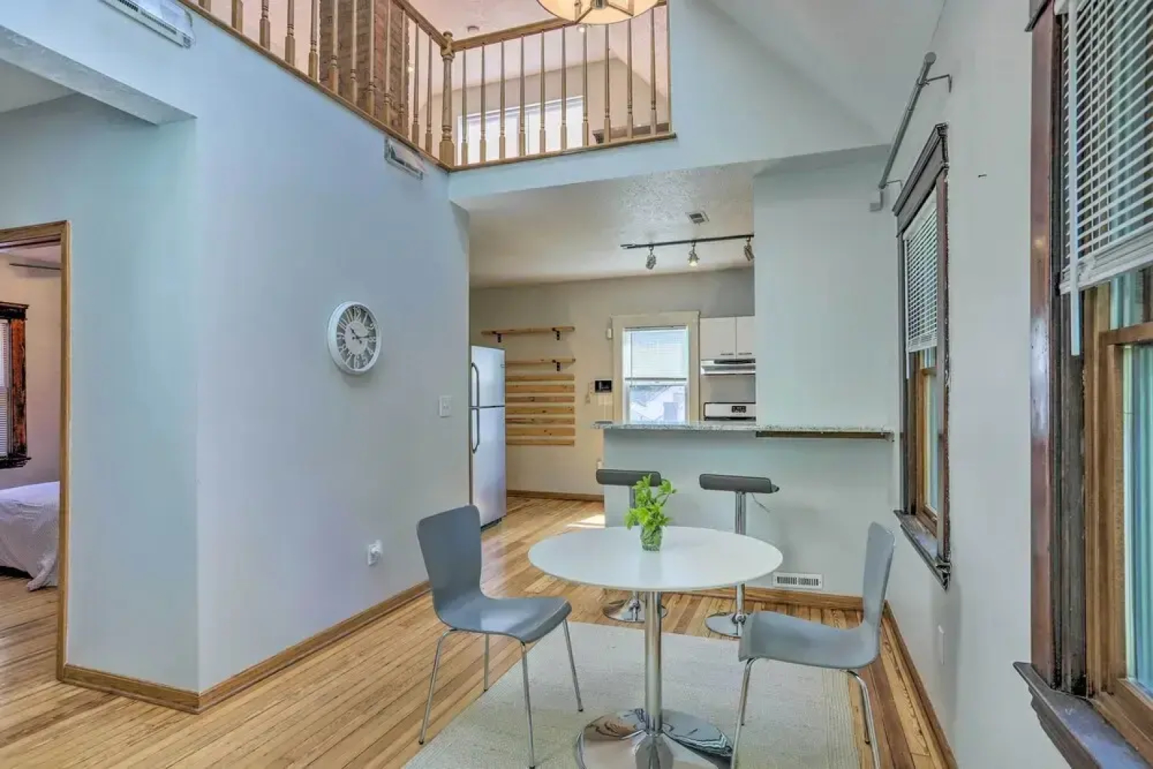 < 3 Mi to Dtwn: Cleveland Apt w/ Deck & Wet Bar