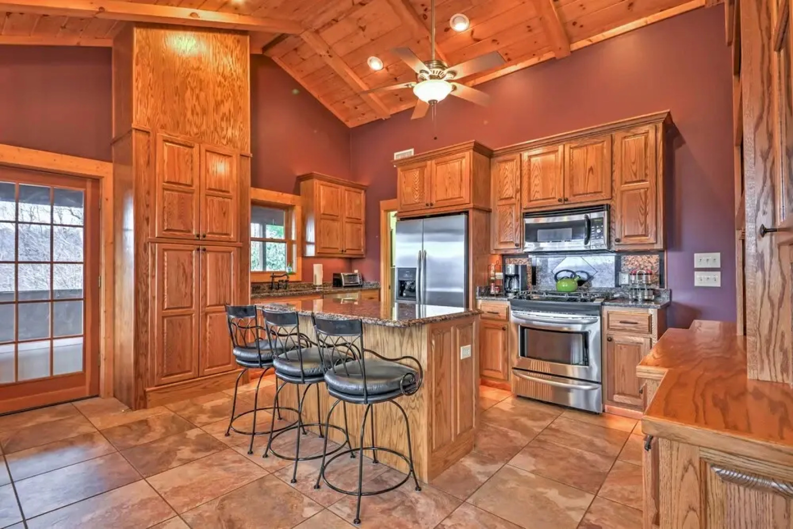 'the Cozy Bear Cabin: Upscale Deck & Mtn Views!