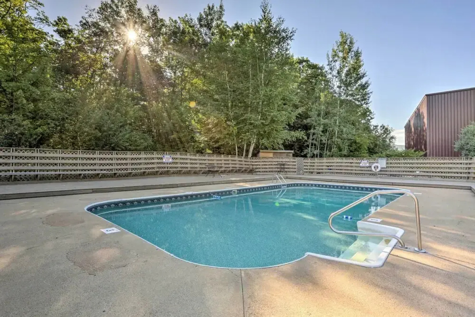 Lake Getaway: Walk Across Street to Private Beach!