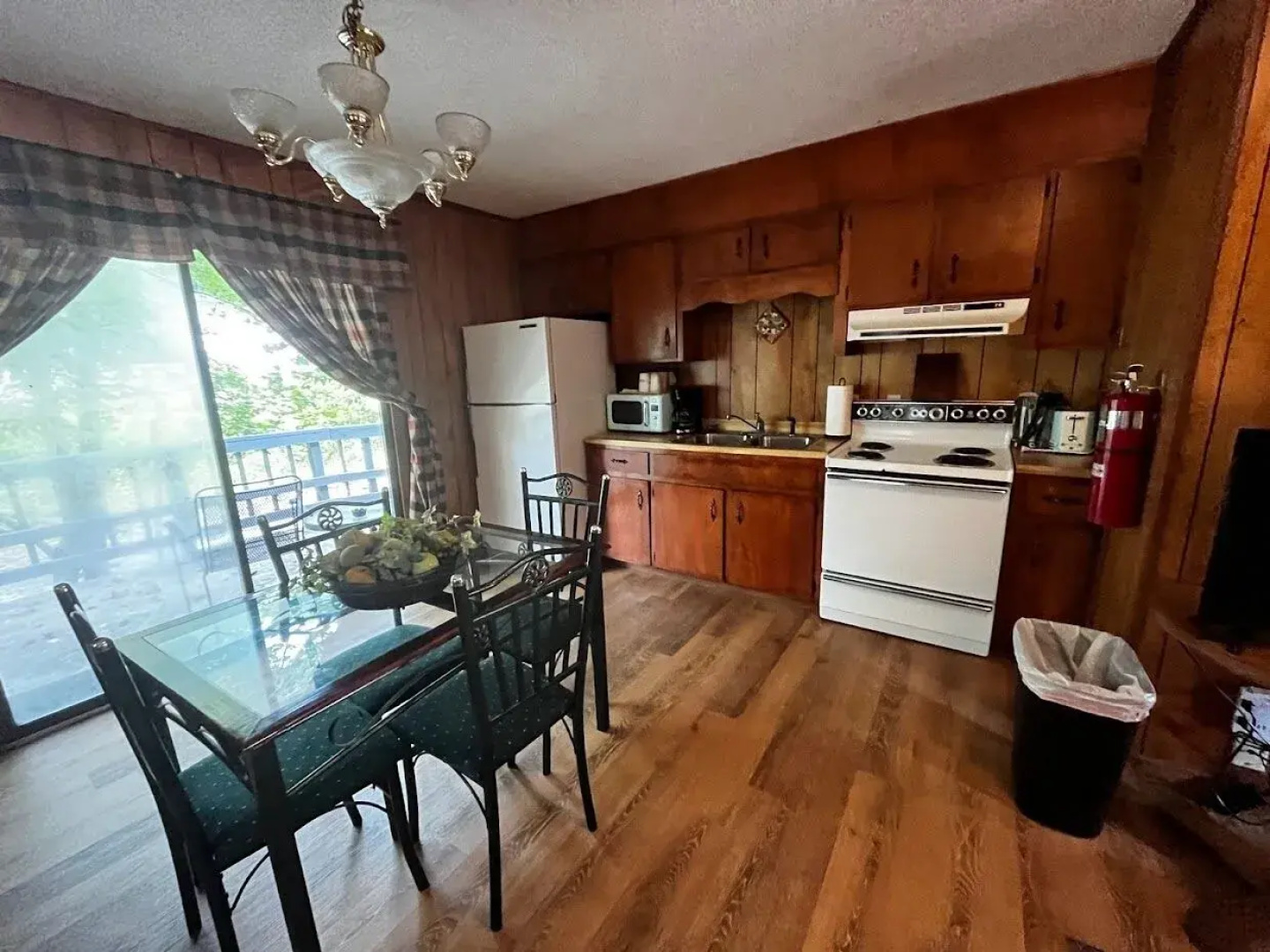Meadowlark Motel with Restaurant & Bar