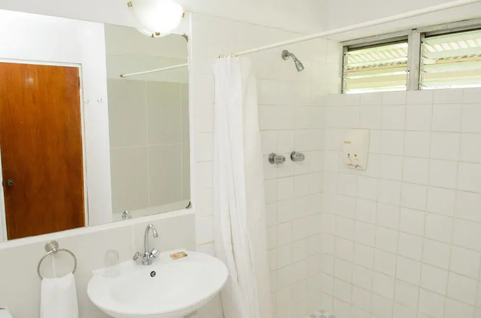 Anchorage Hotel, Whale Watch & Dive Center