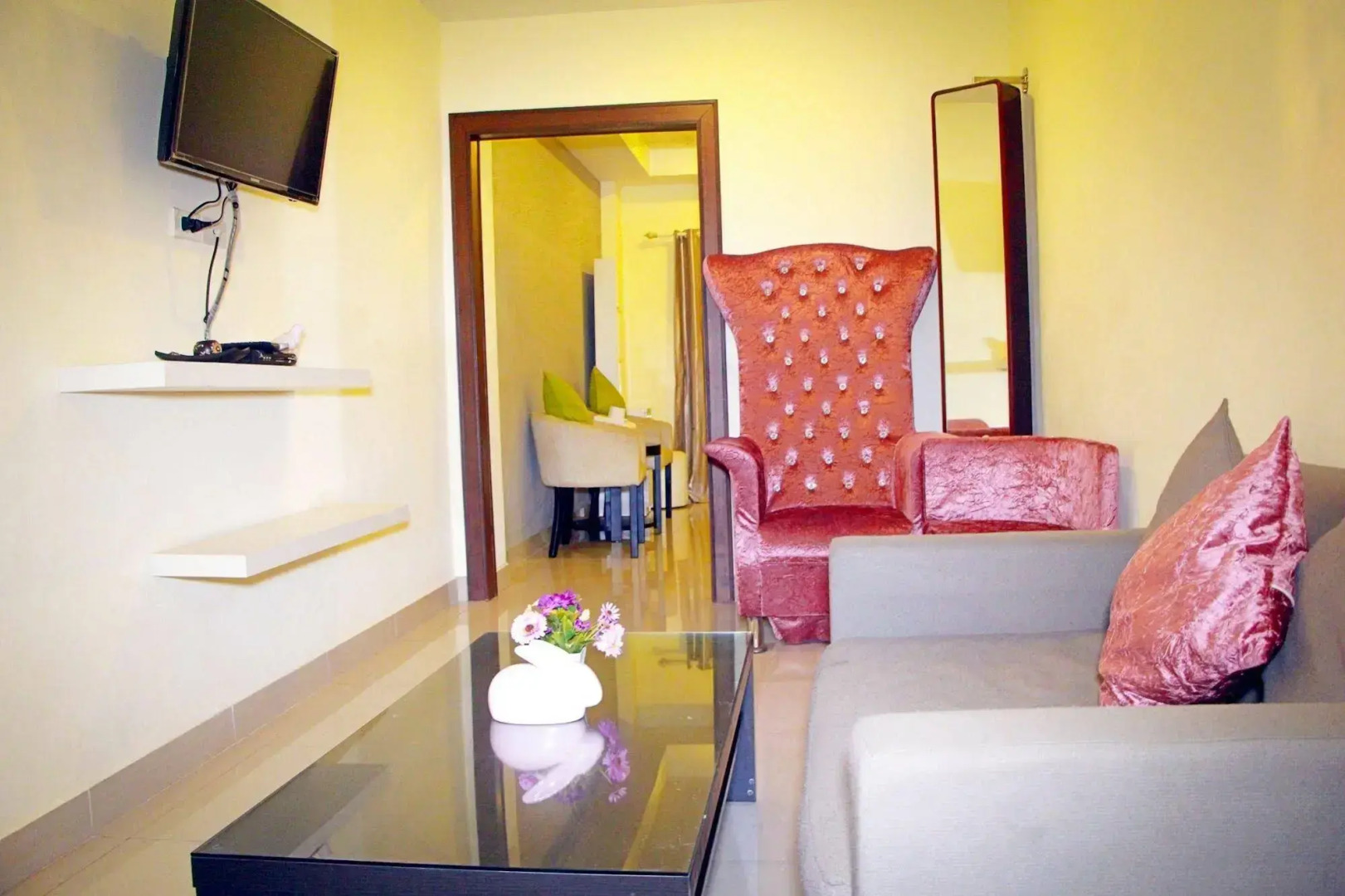 Royal Q&D Suites Hotel