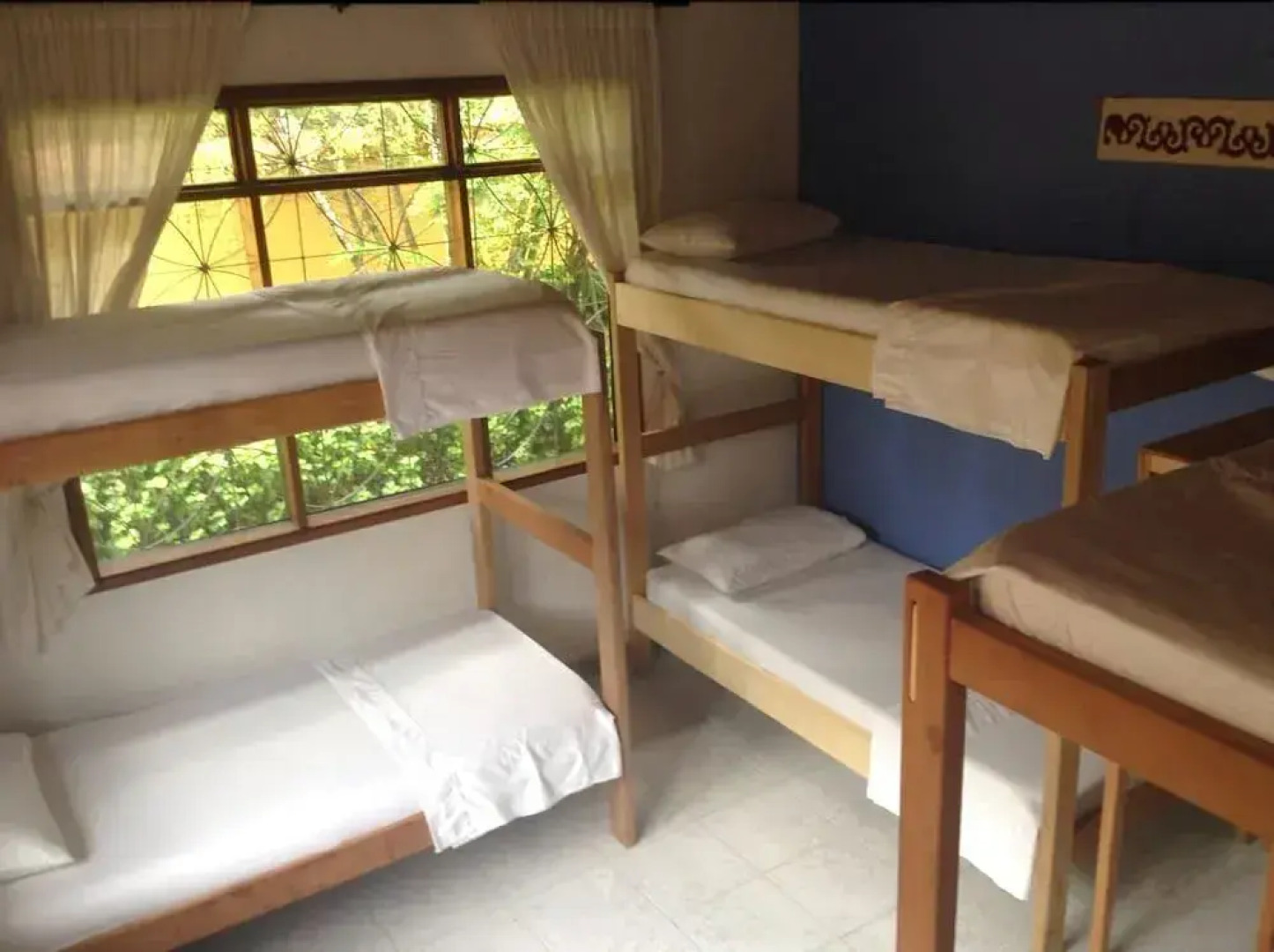 Leticias Guest House - Hostel