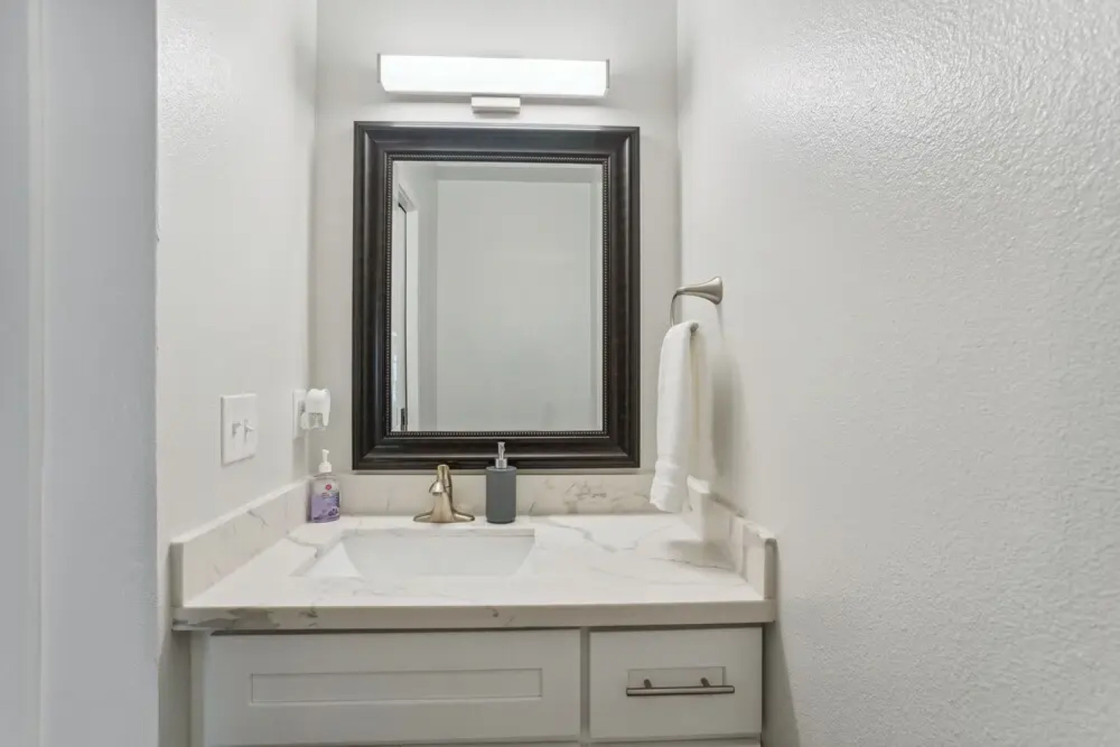 Charming Tacoma Retreat w/ Patio & 2 Fireplaces!