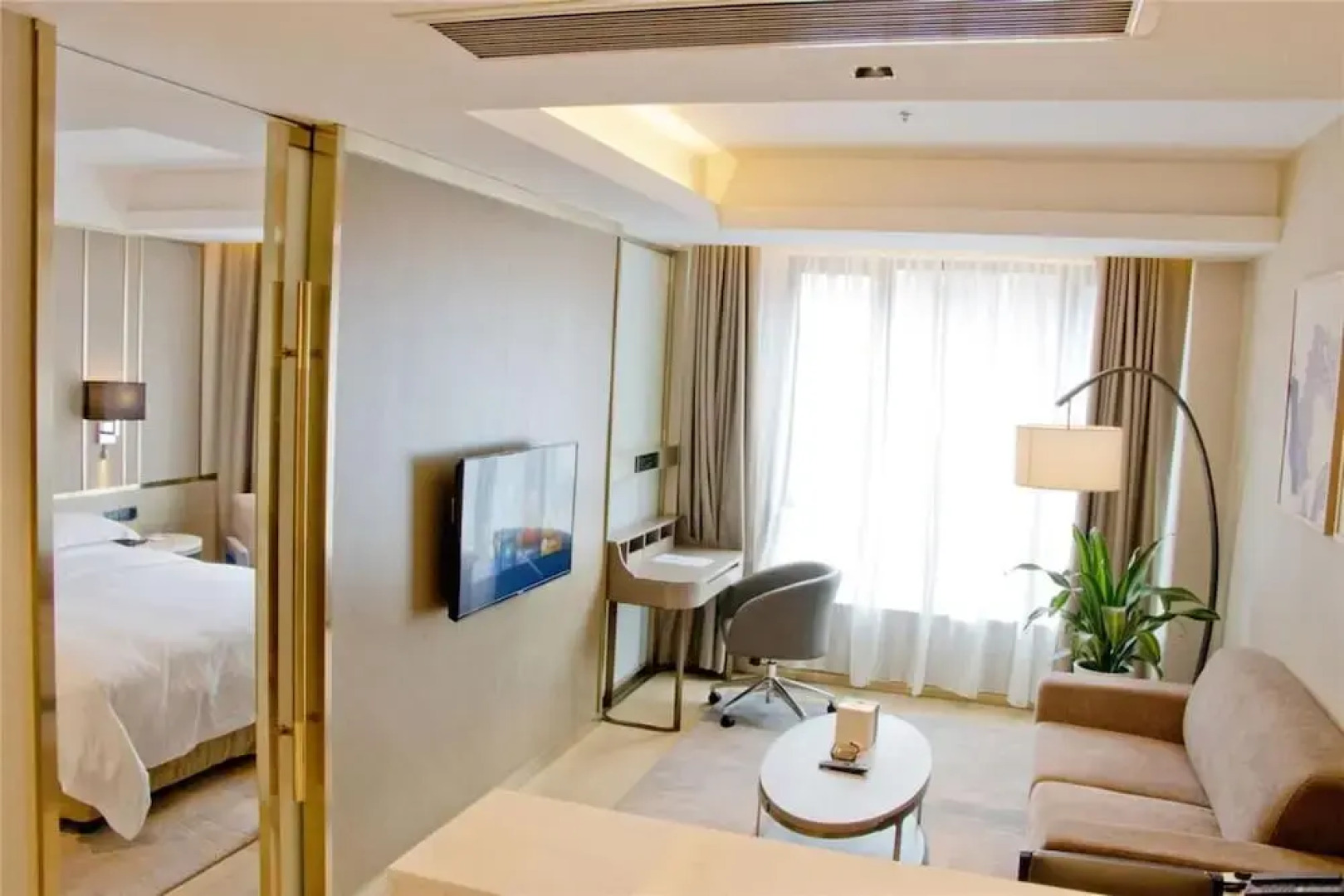 Howard Johnson Life Geckor Zhu